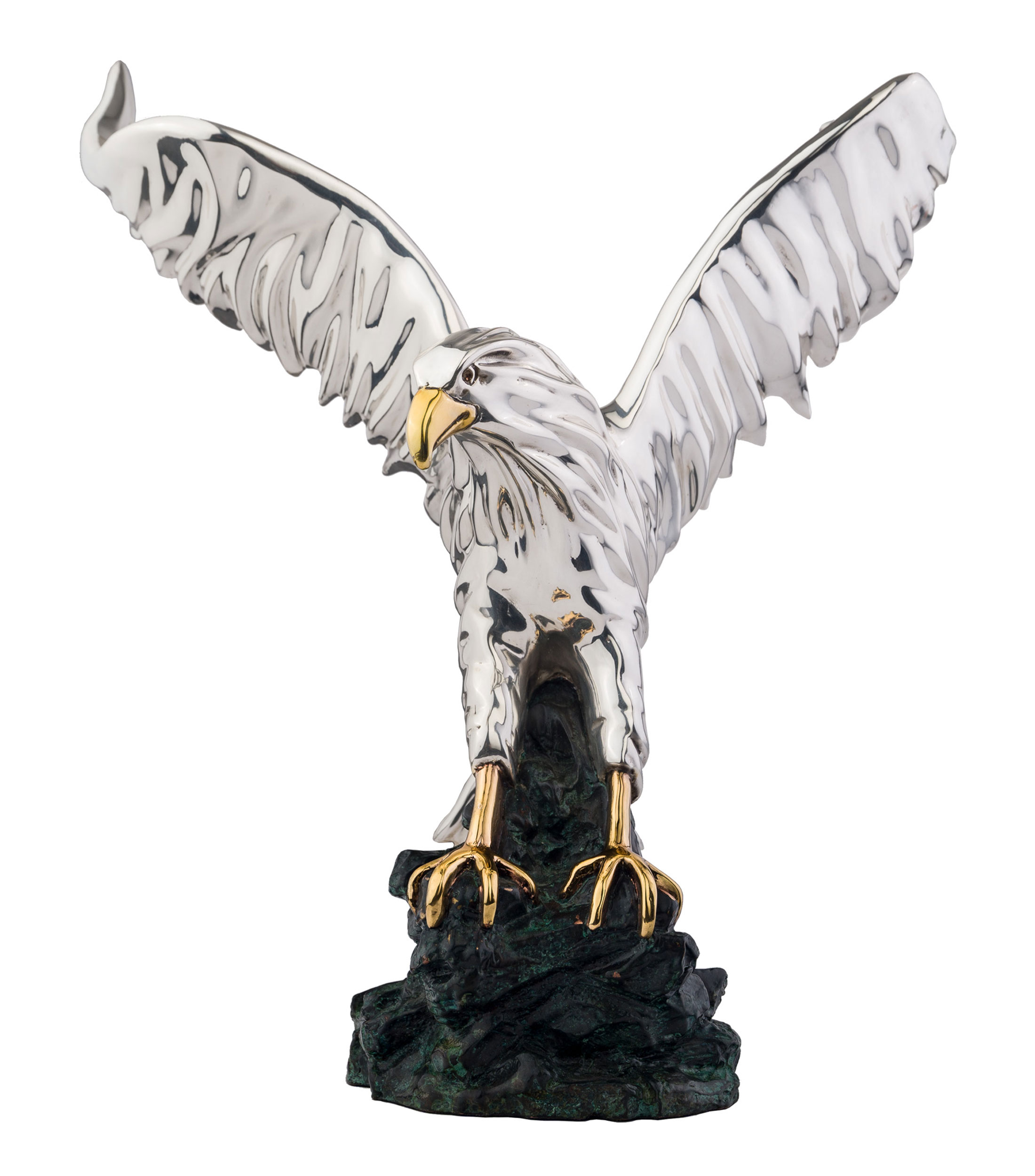 Escultura de águila con alas abiertas, acabado plata con detalles en oro