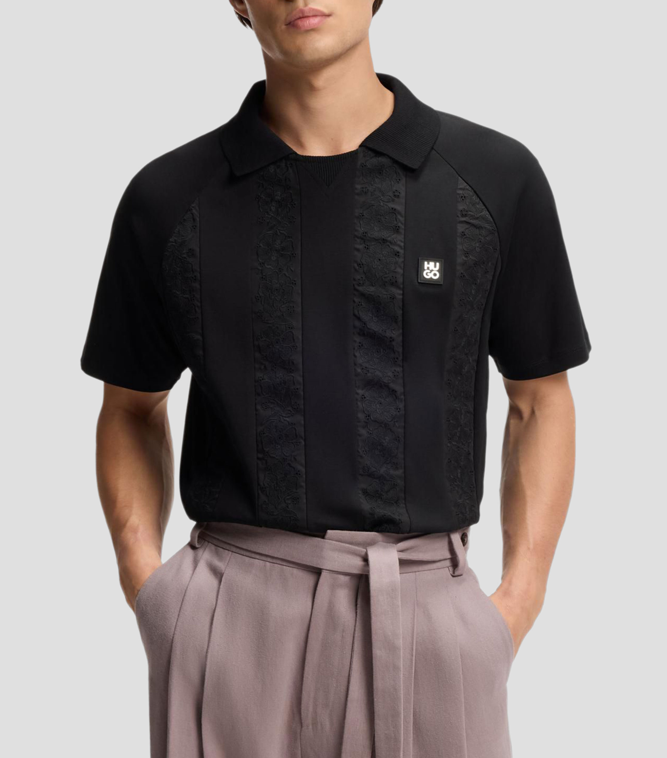 Polo con rayas bordadas y cuello abierto Hombre