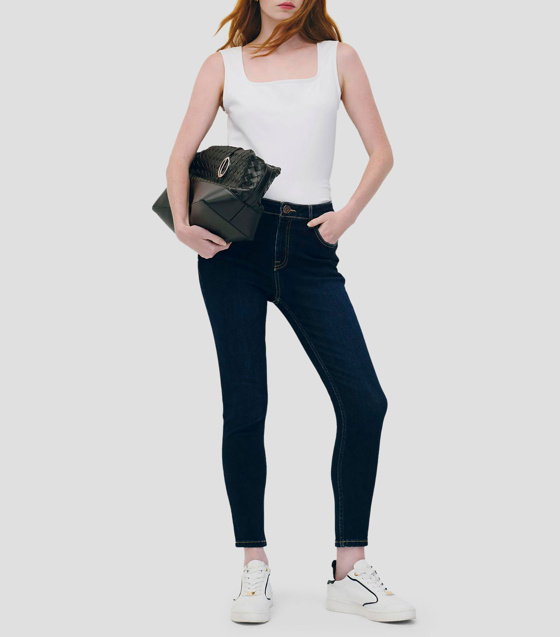 Jeans Skinny Tiro Medio Realce En Silueta Índigo Bolsillos Diagonales Mujer