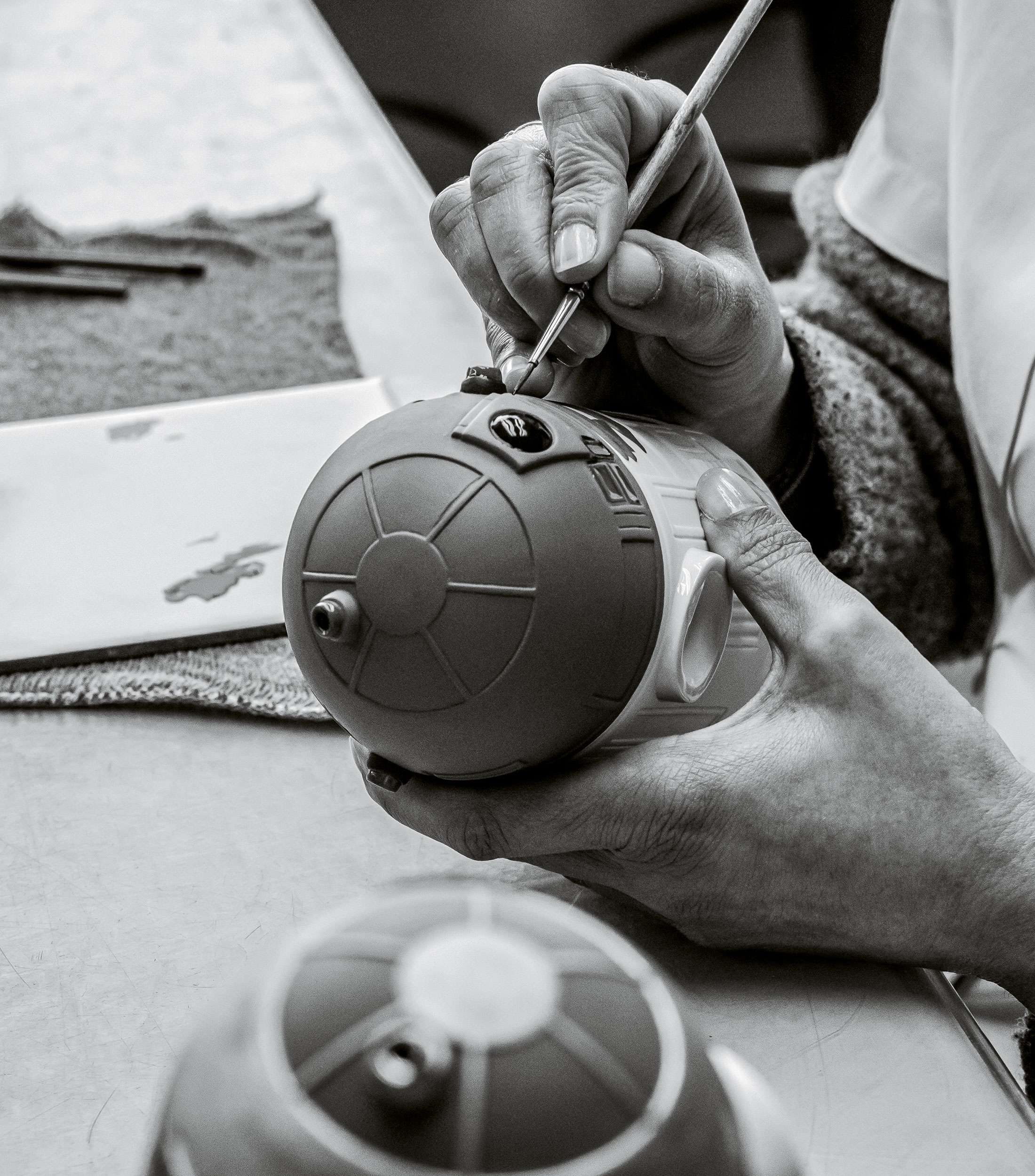 Escultura R2D2 en porcelana