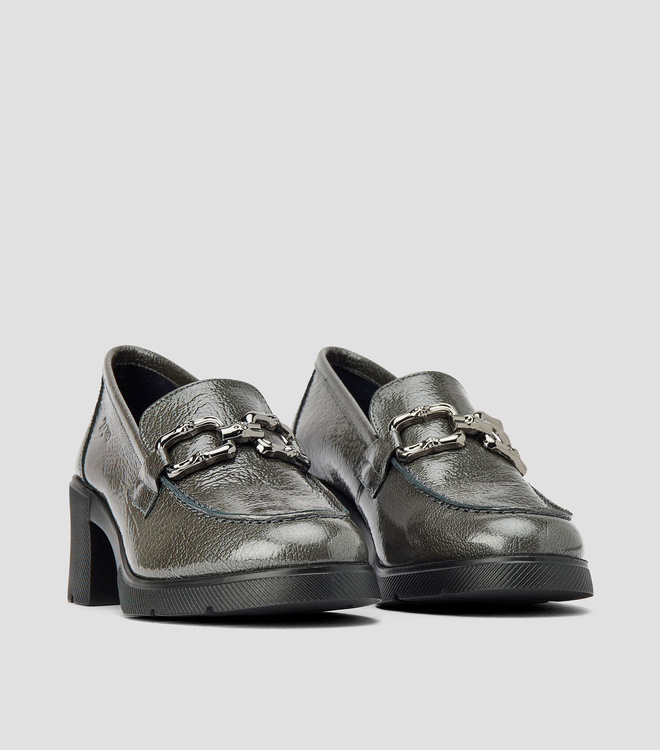 Mocasines con tacón bajo ancho en piel y hebilla Mujer