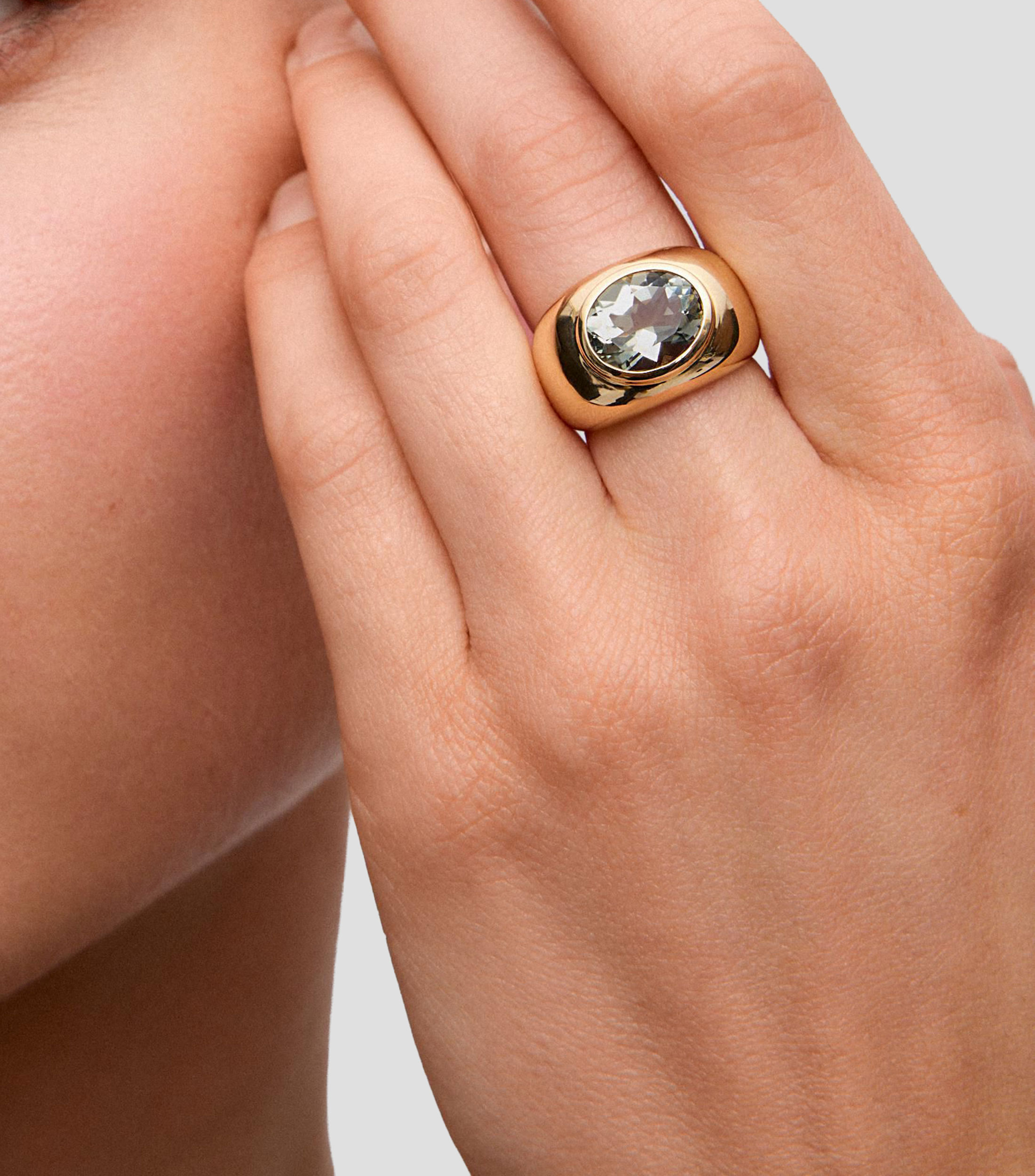 Anillo en oro amarillo de 18 kilates con amatista Mujer