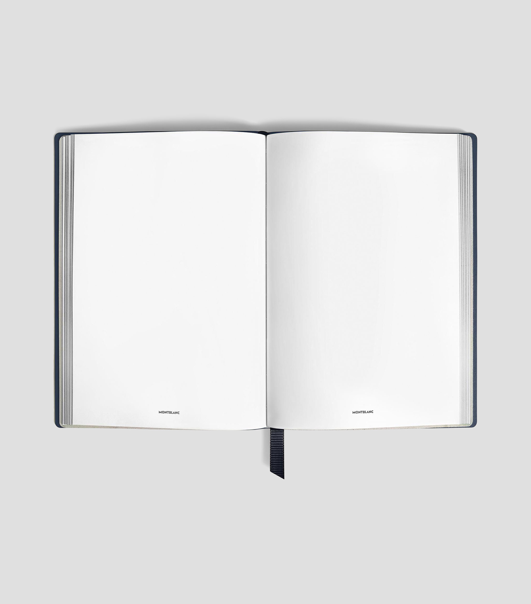 Cuaderno mediano en piel azul tinta con hojas en blanco