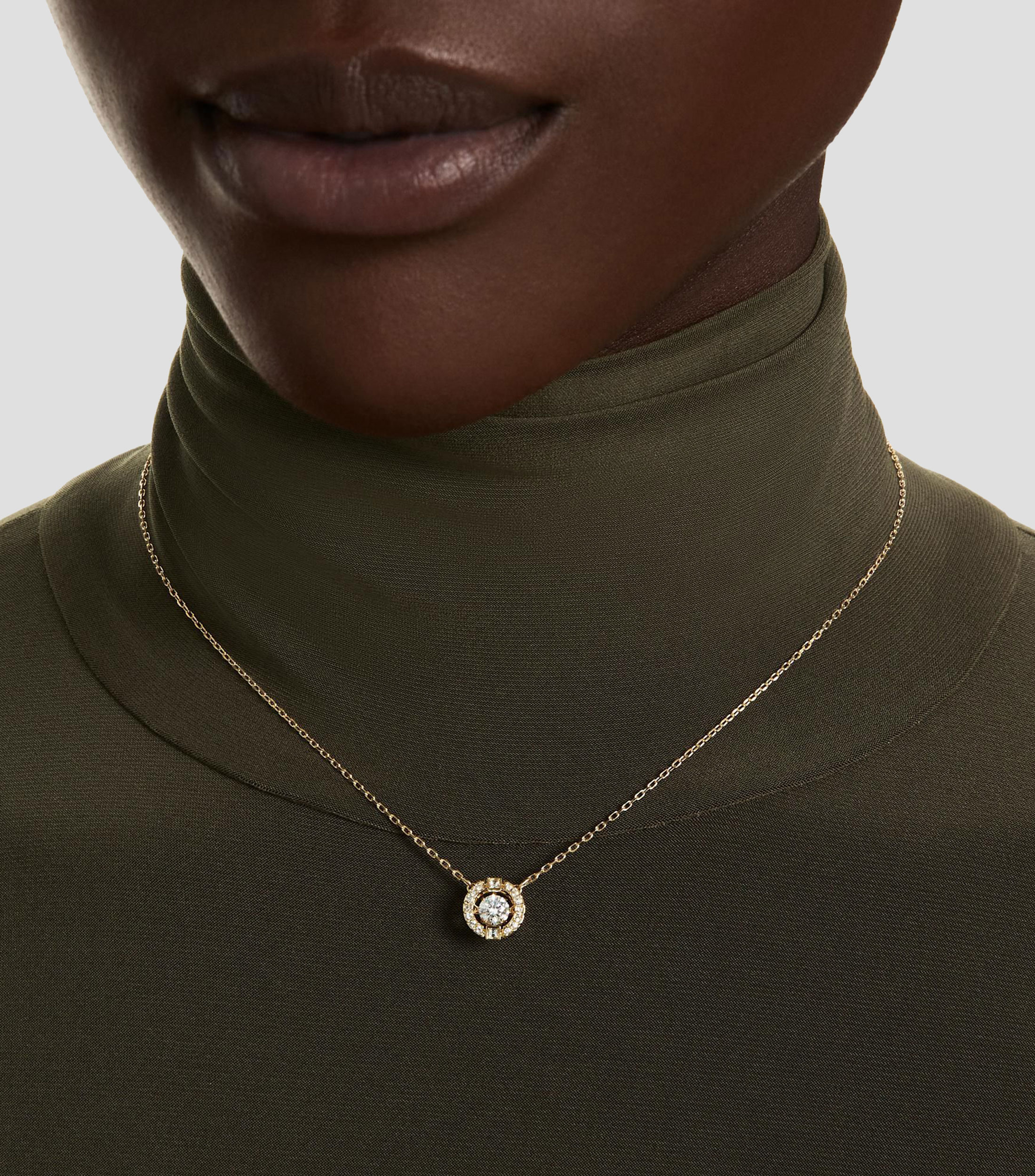 Collar con dije circular en baño de oro cristal central Una Mujer
