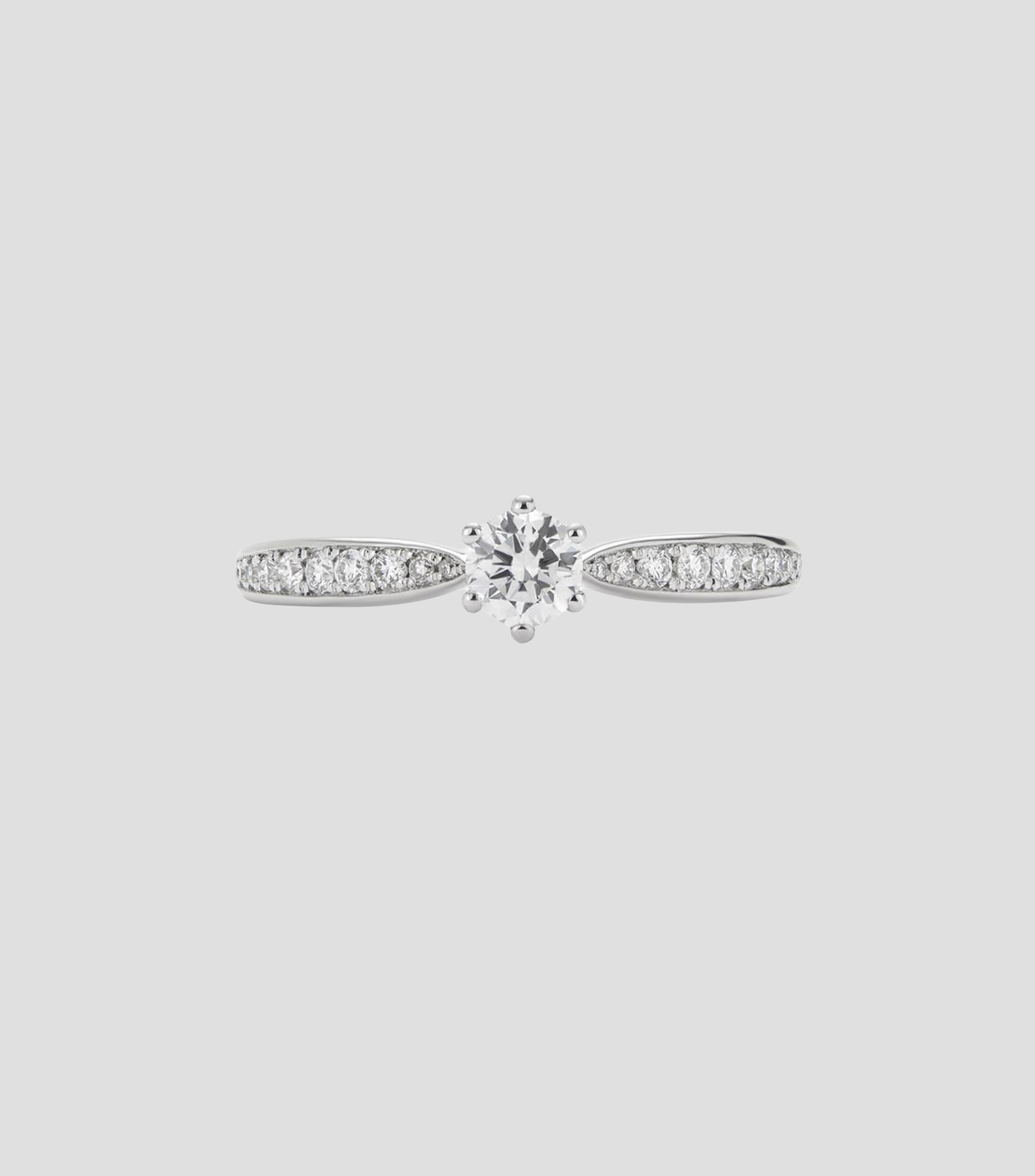 Anillo solitario en Oro blanco de 18 Kilates con diamante Mujer