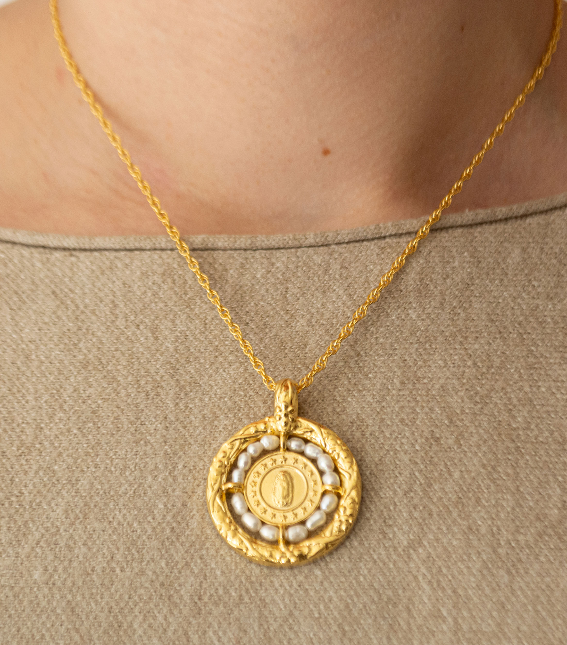 Collar con medalla Mujer