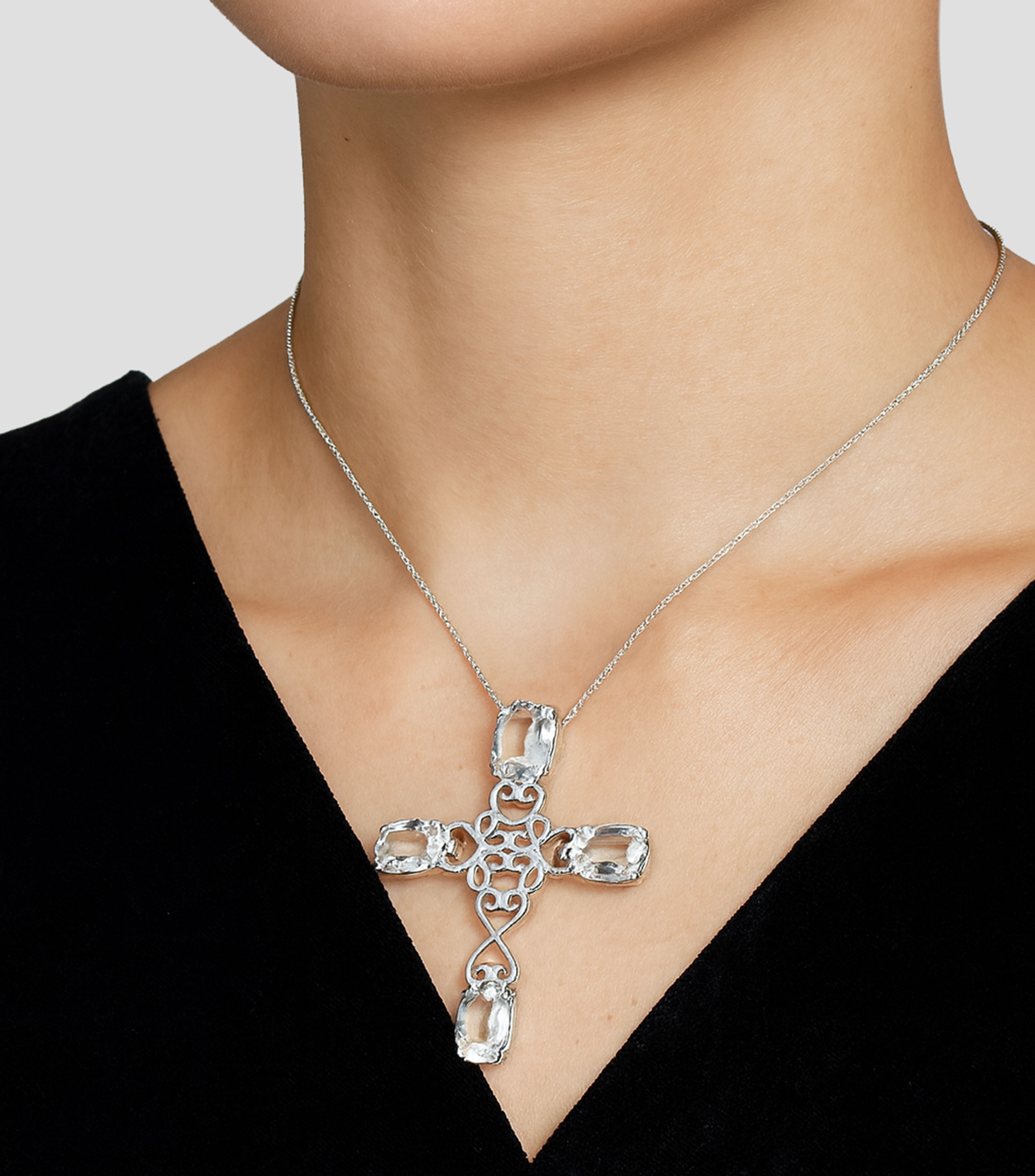 Dije en plata con forma de cruz Mujer