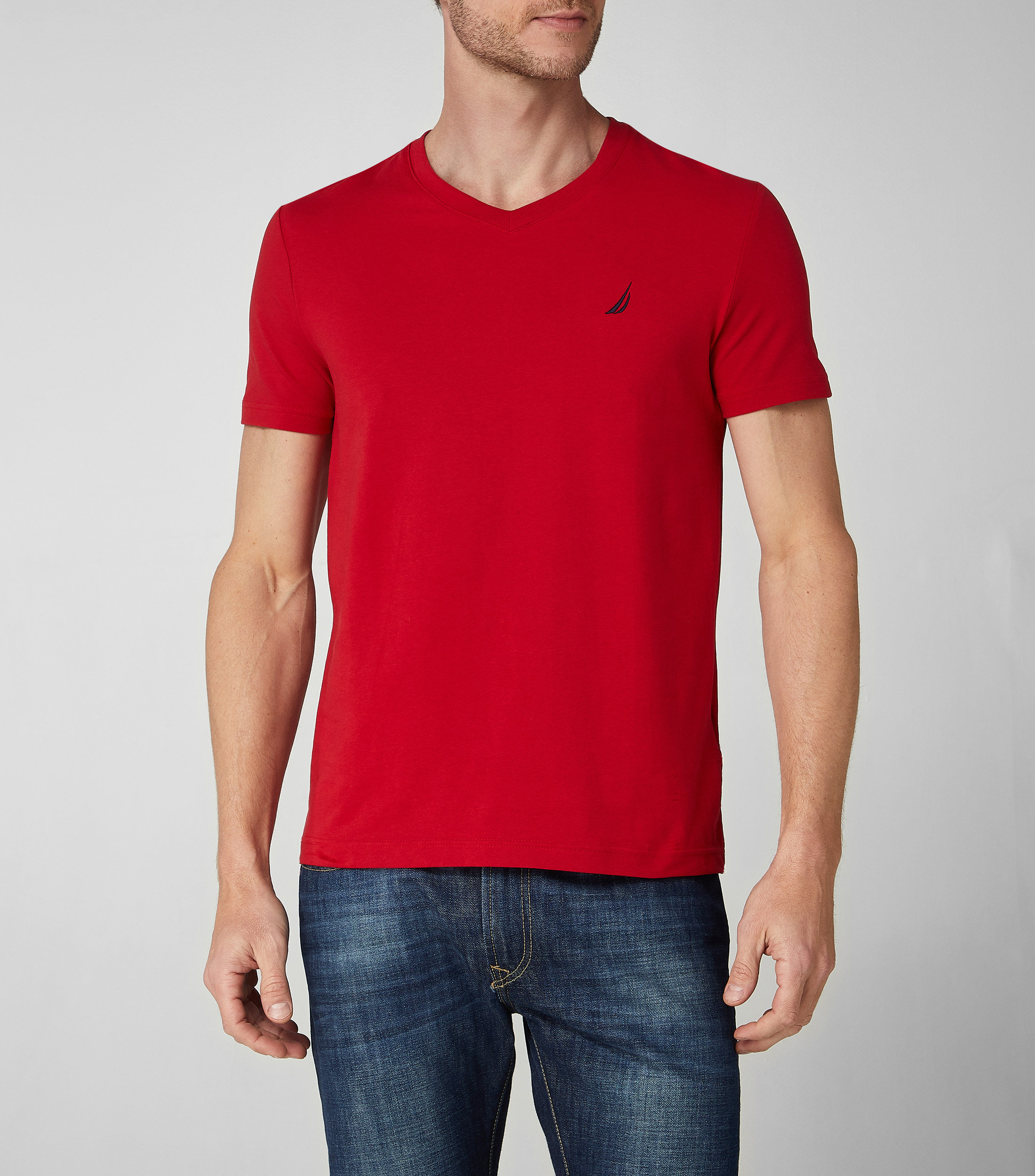Playera de cuello V con manga corta y logo bordado Hombre
