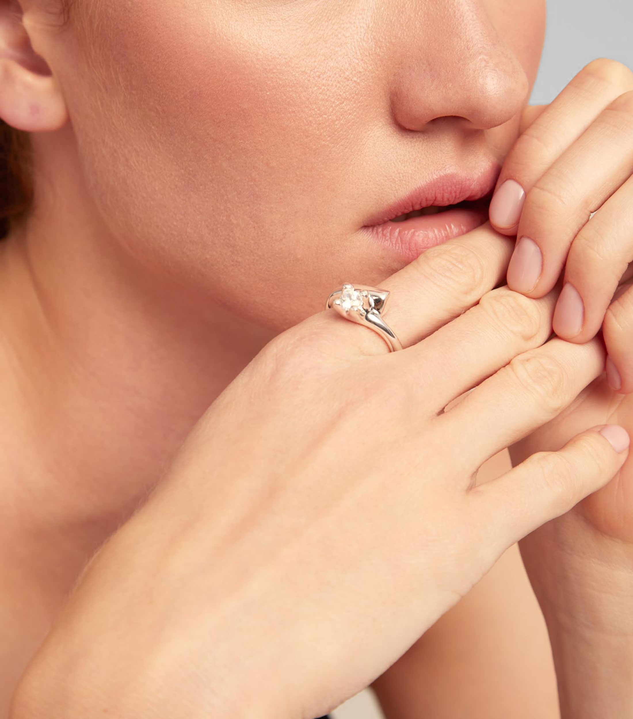 Anillo Spiritual Divine con incrustación de circonita Mujer