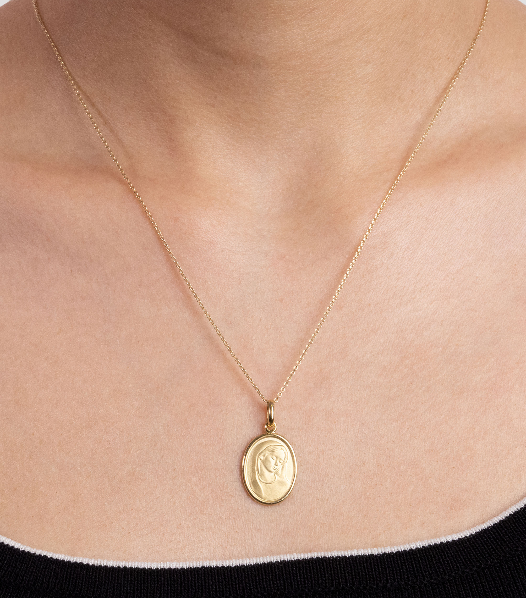 Medalla Madona oval en Oro amarillo de 14 Kilates Mujer