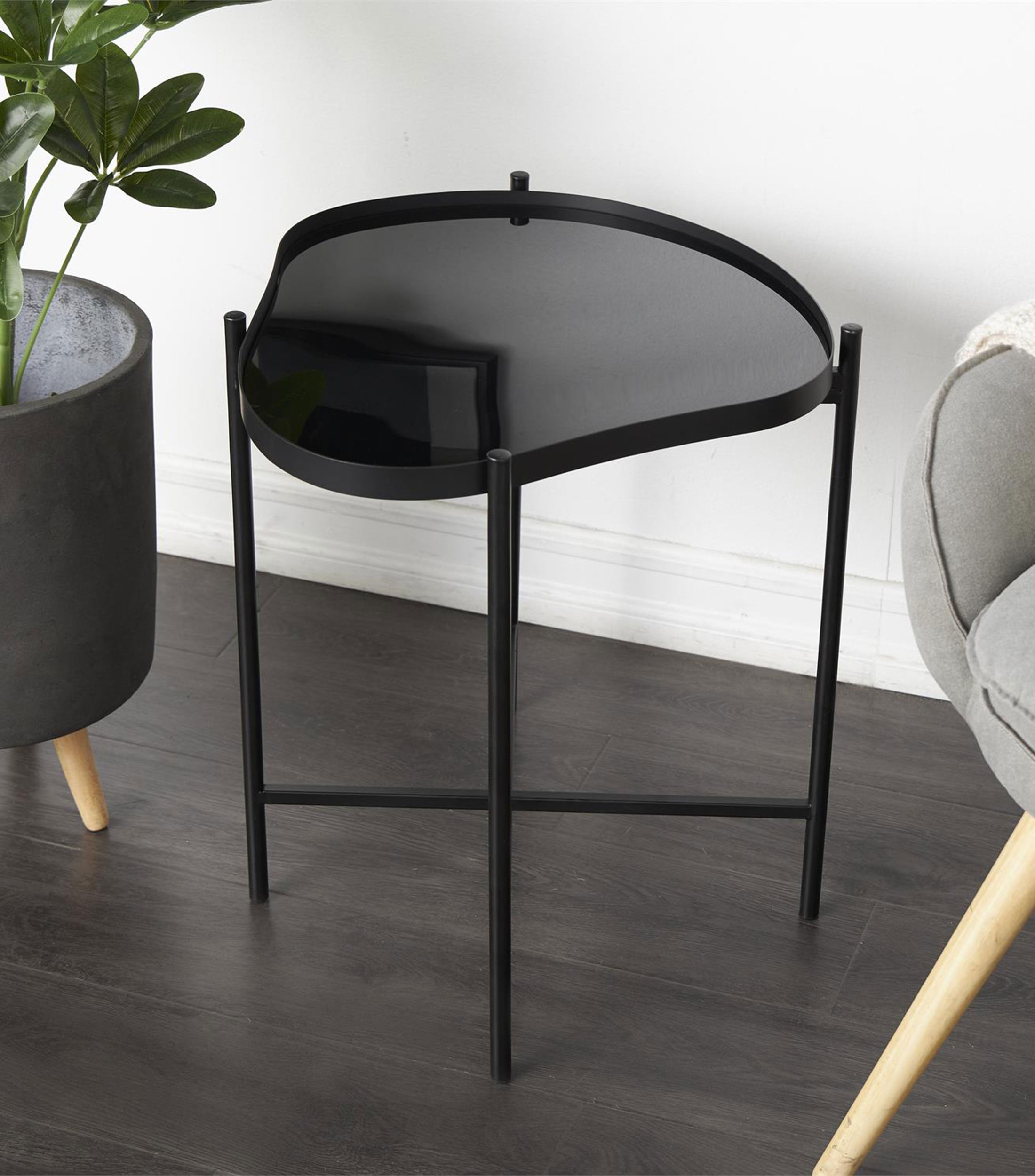 Mesa auxiliar en metal negro