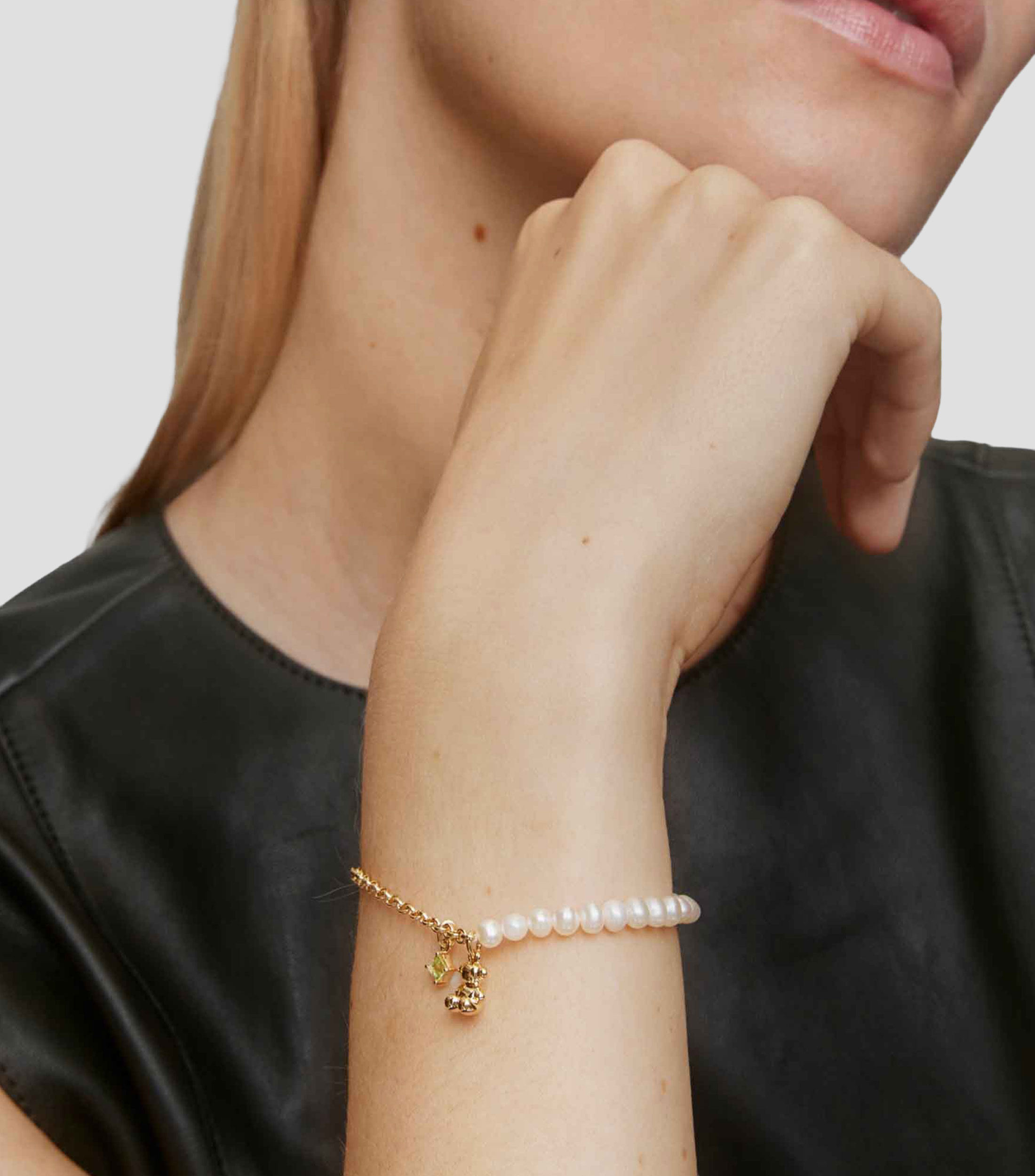 Pulsera con oso, perlas cultivadas y peridoto Mujer