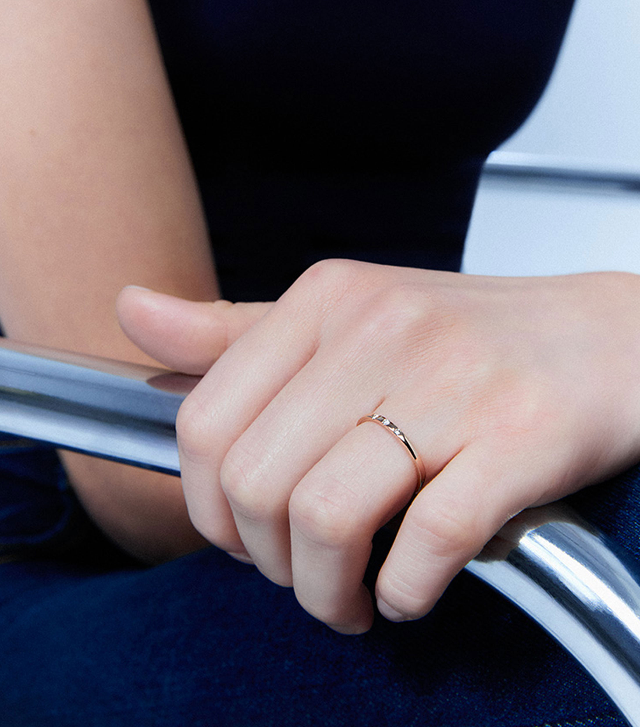 Anillo Alianza en oro de 18 kilates con tres diamantes Orión Mujer