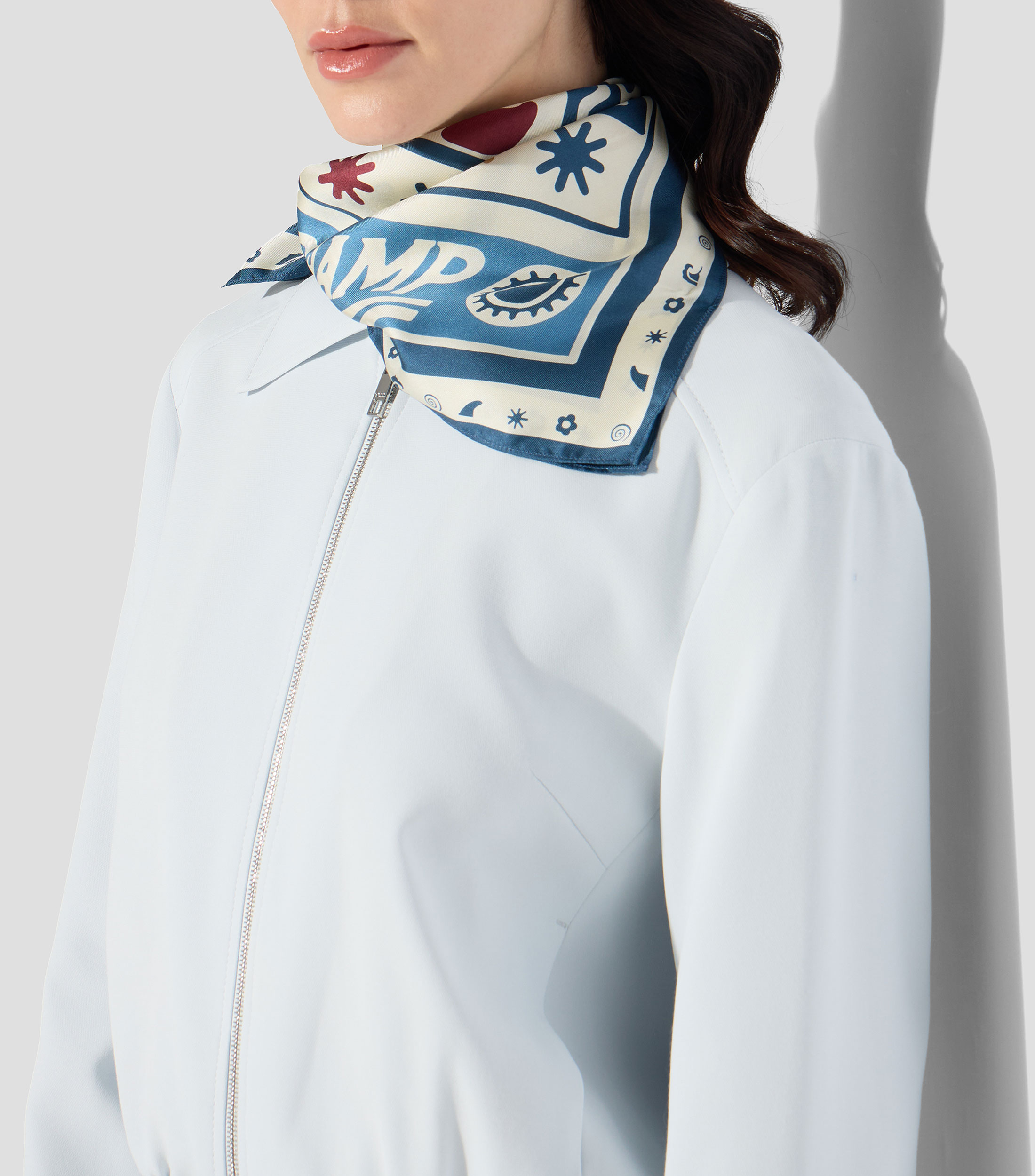 Mascada en seda azul estampada Mujer
