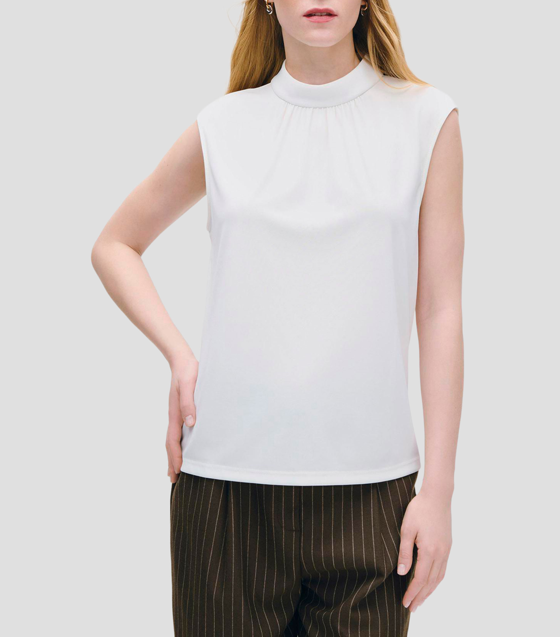Blusa Blanca de Punto Cuello Alto con Frunces Mujer
