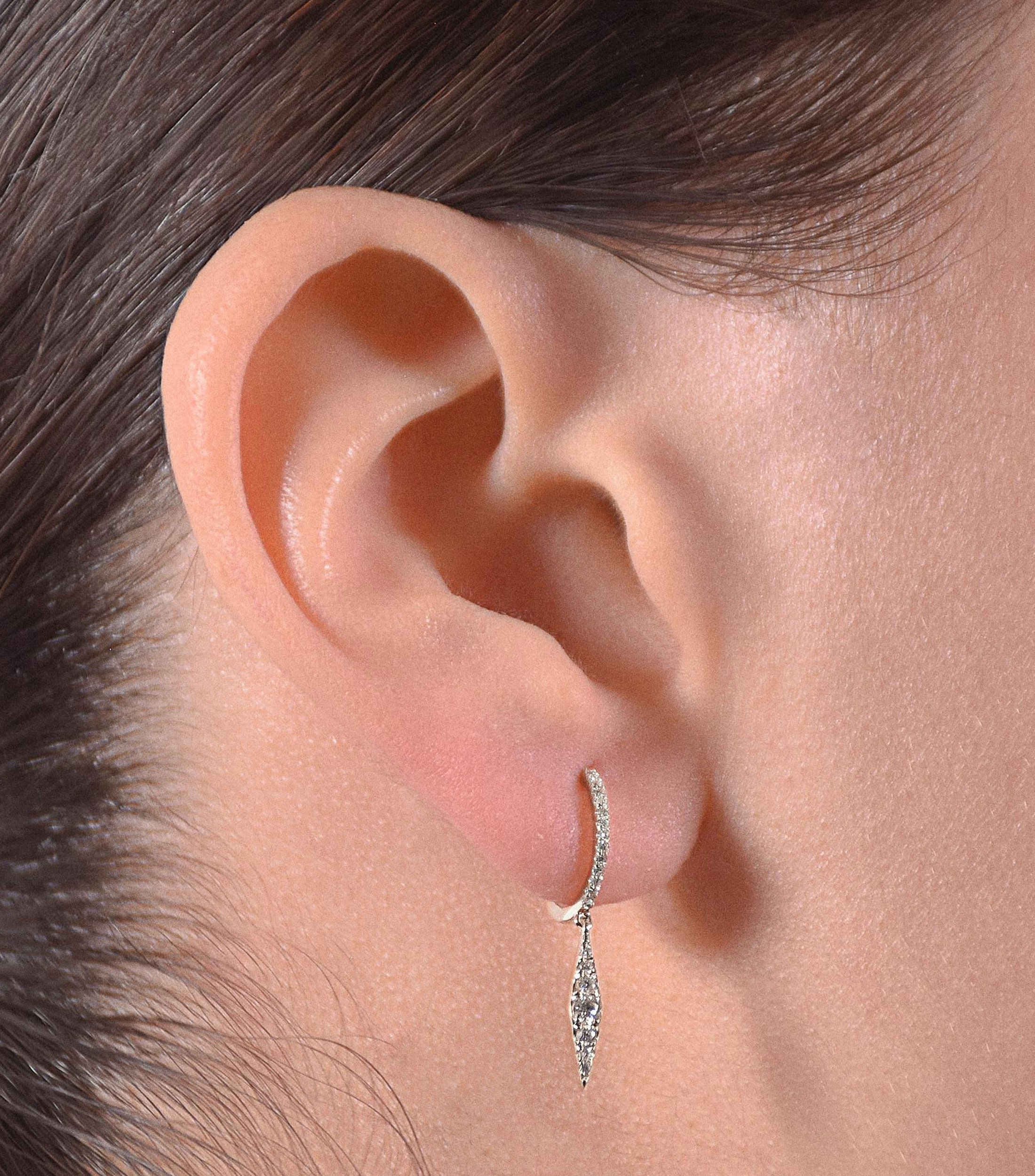 Aretes Oro blanco de 18 Kilates con incrustaciones de diamante Mujer