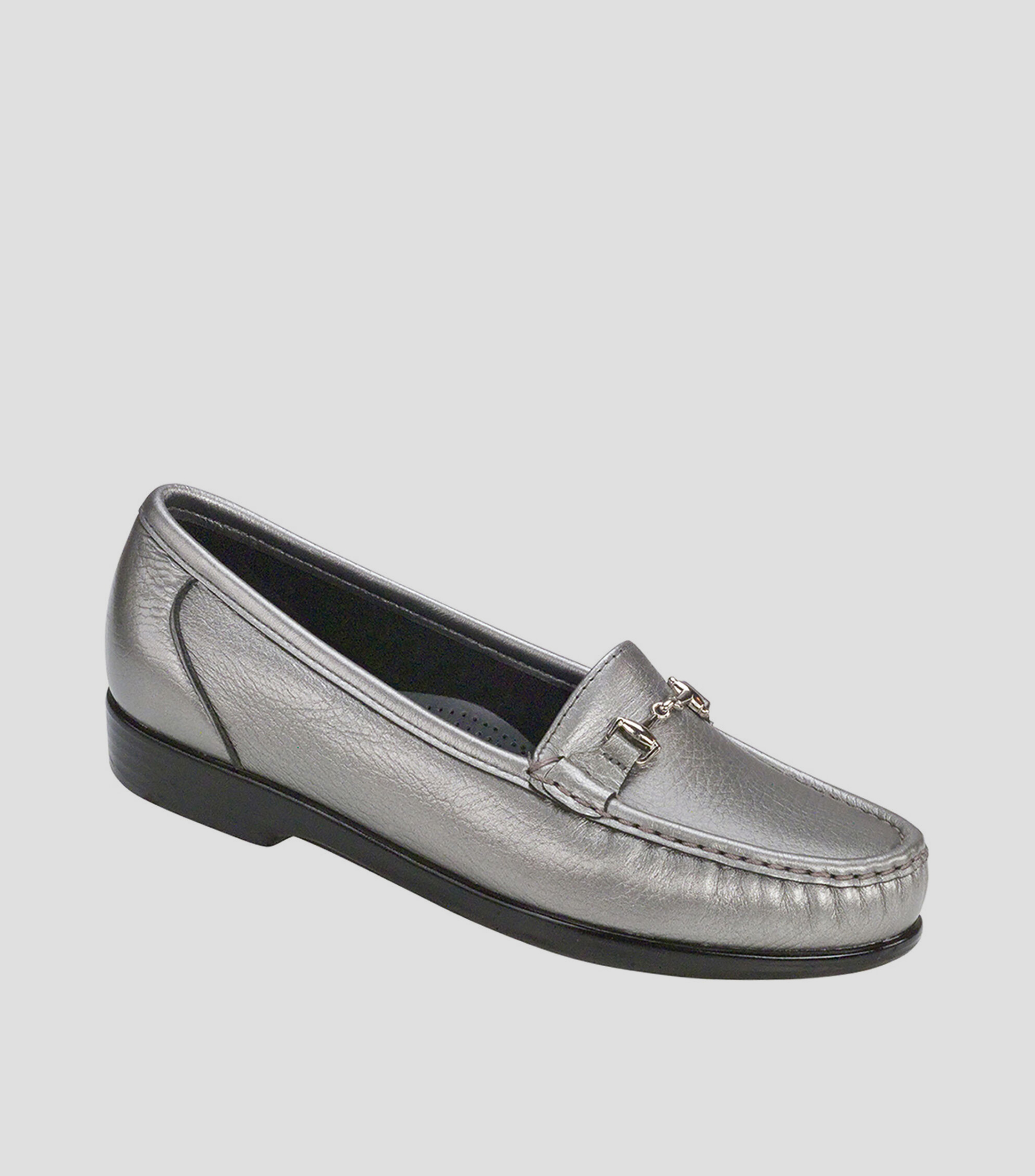 Mocasín horma mediana, piel genuina color plata mate, hebilla metálica Mujer