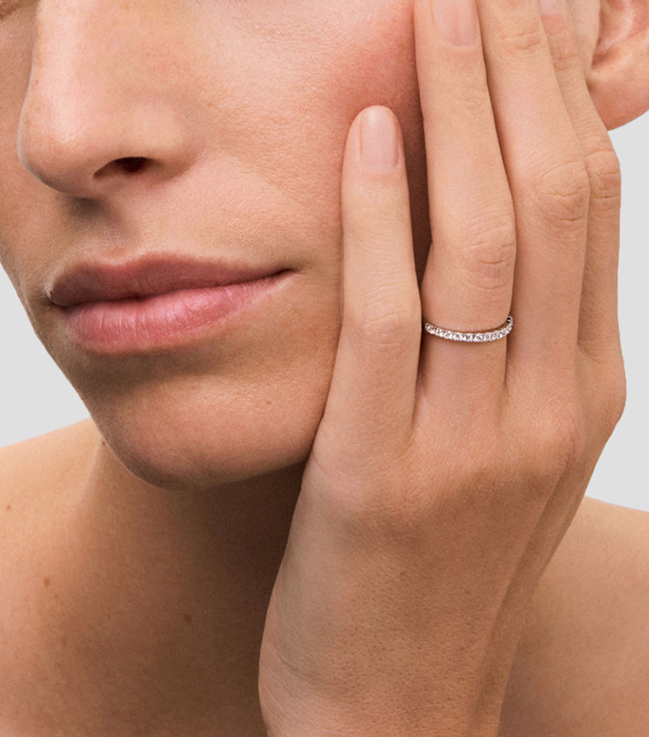 Anillo solitario en oro blanco de 18 kilates con diamantes Mujer