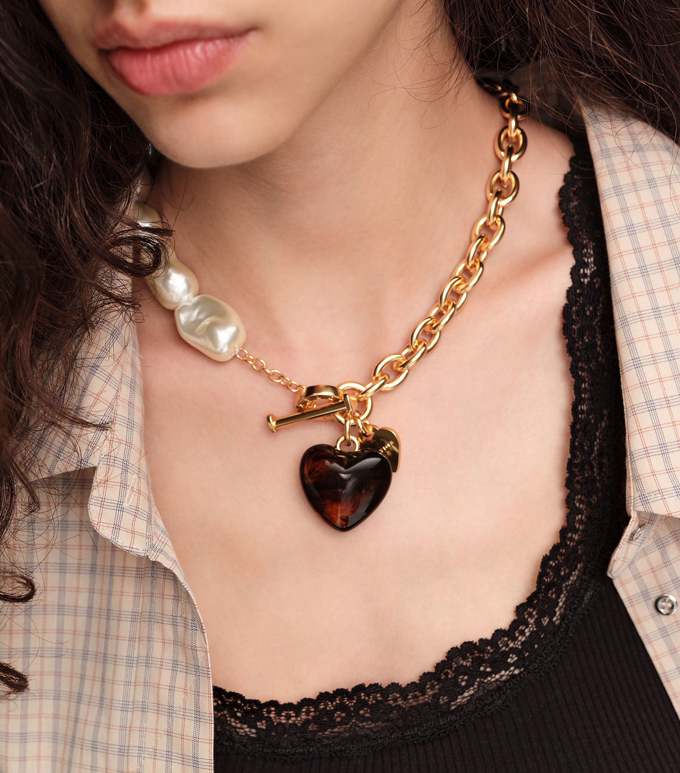 Collar con corazón de resina y perlas barrocas Mujer