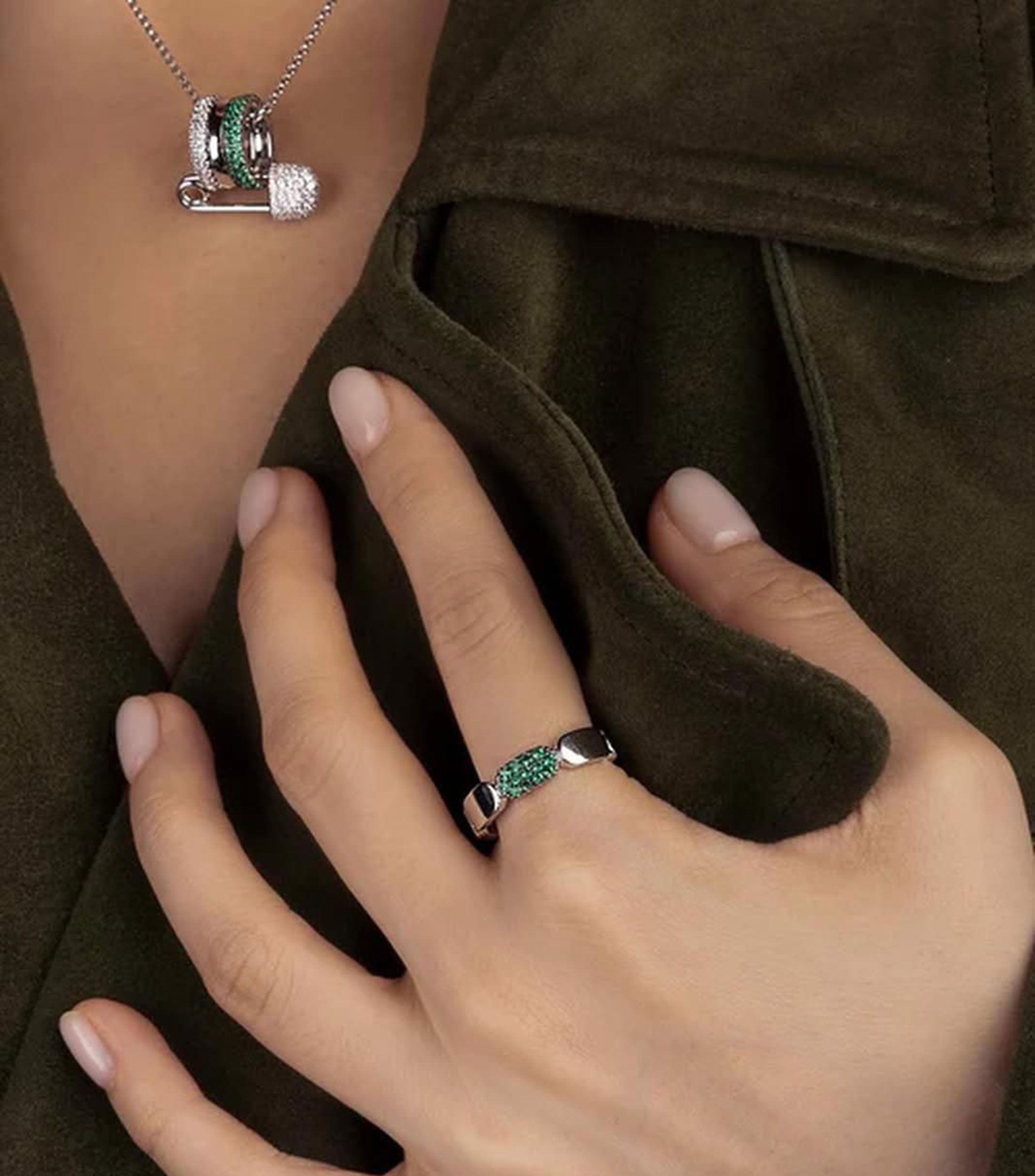 Anillo en plata con circonitas verdes Mujer