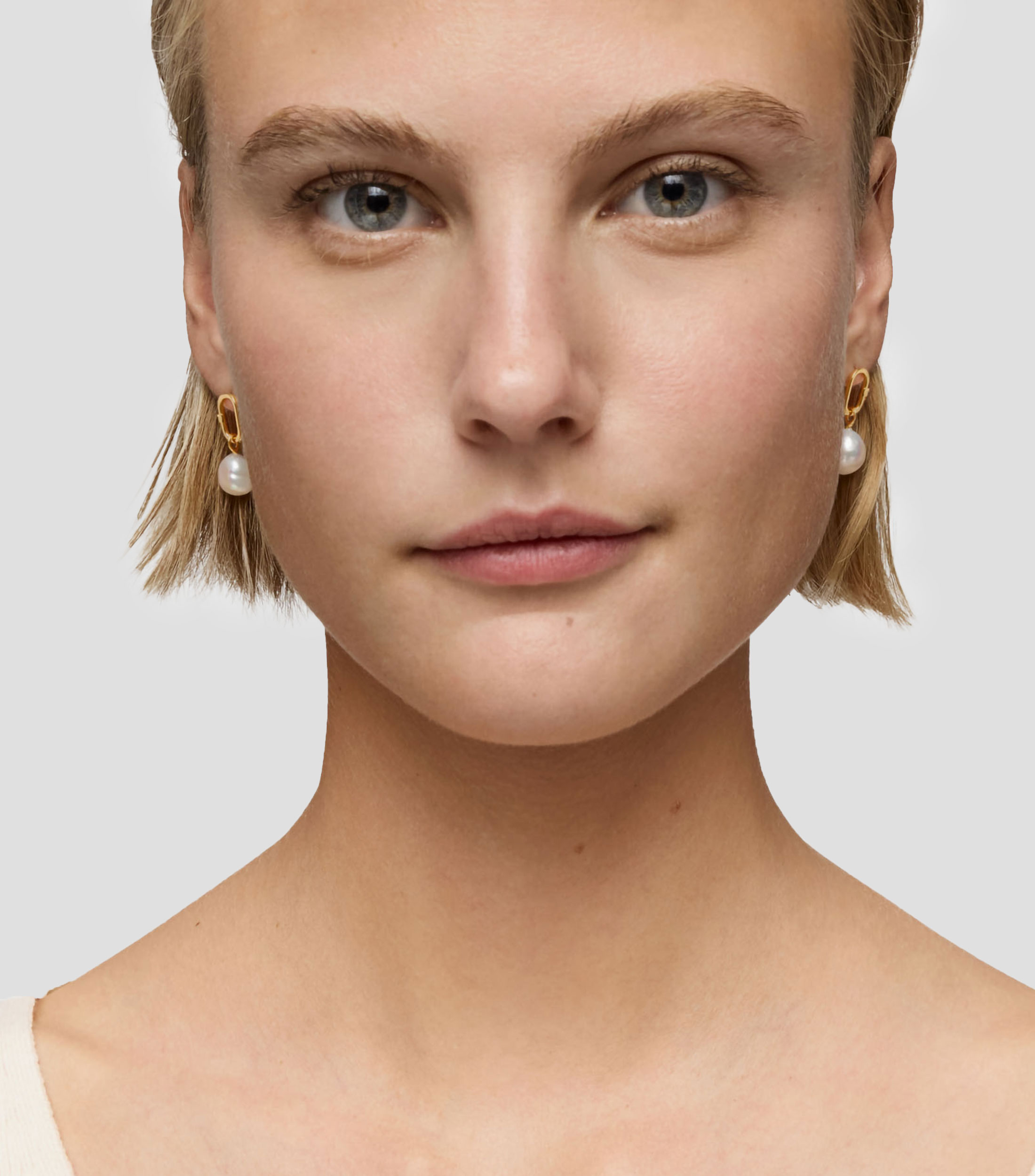 Aretes en Oro amarillo de 18 kilates con perlas Hold Oval Mujer