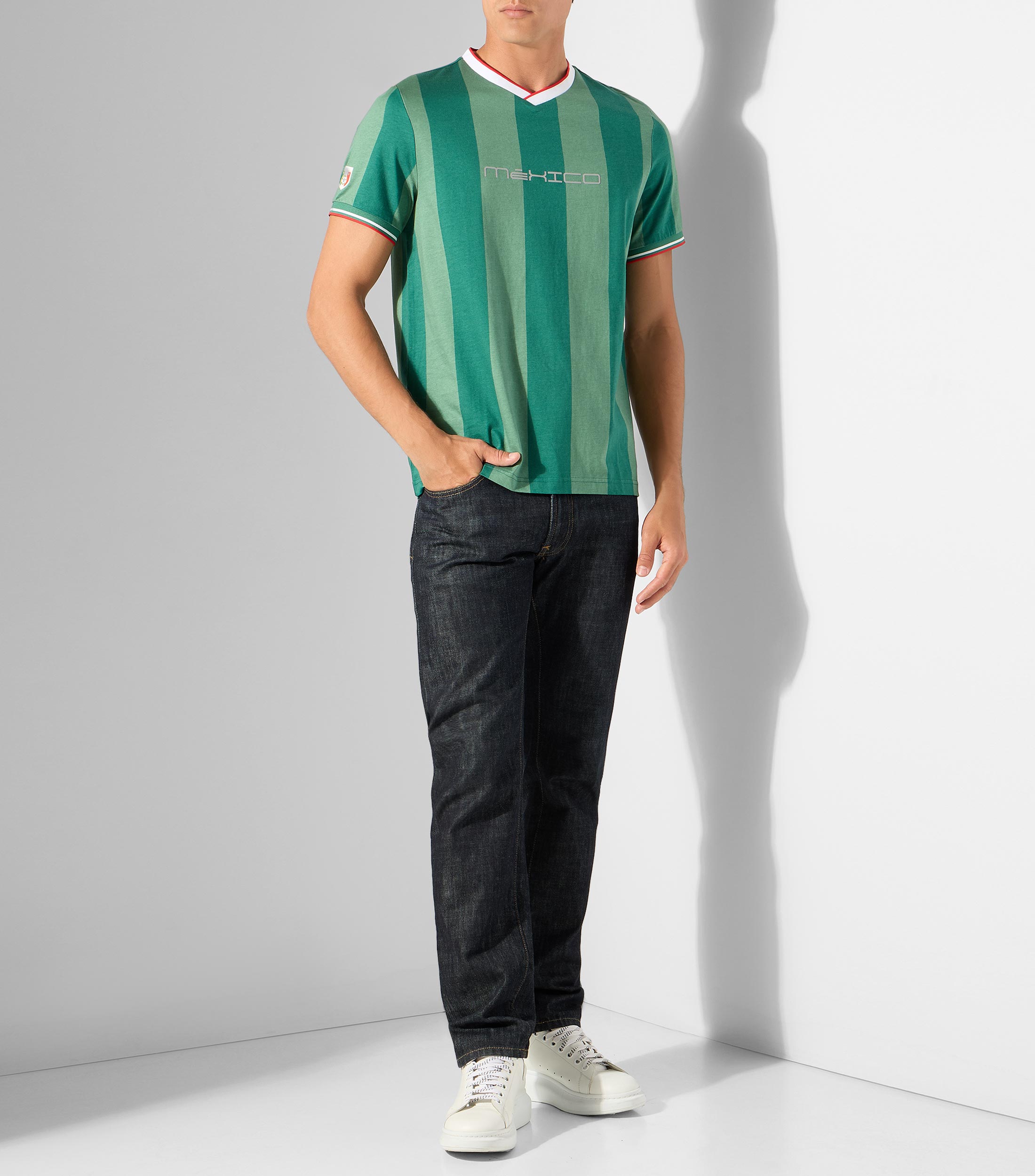 Playera cuello V manga corta con franjas Hombre