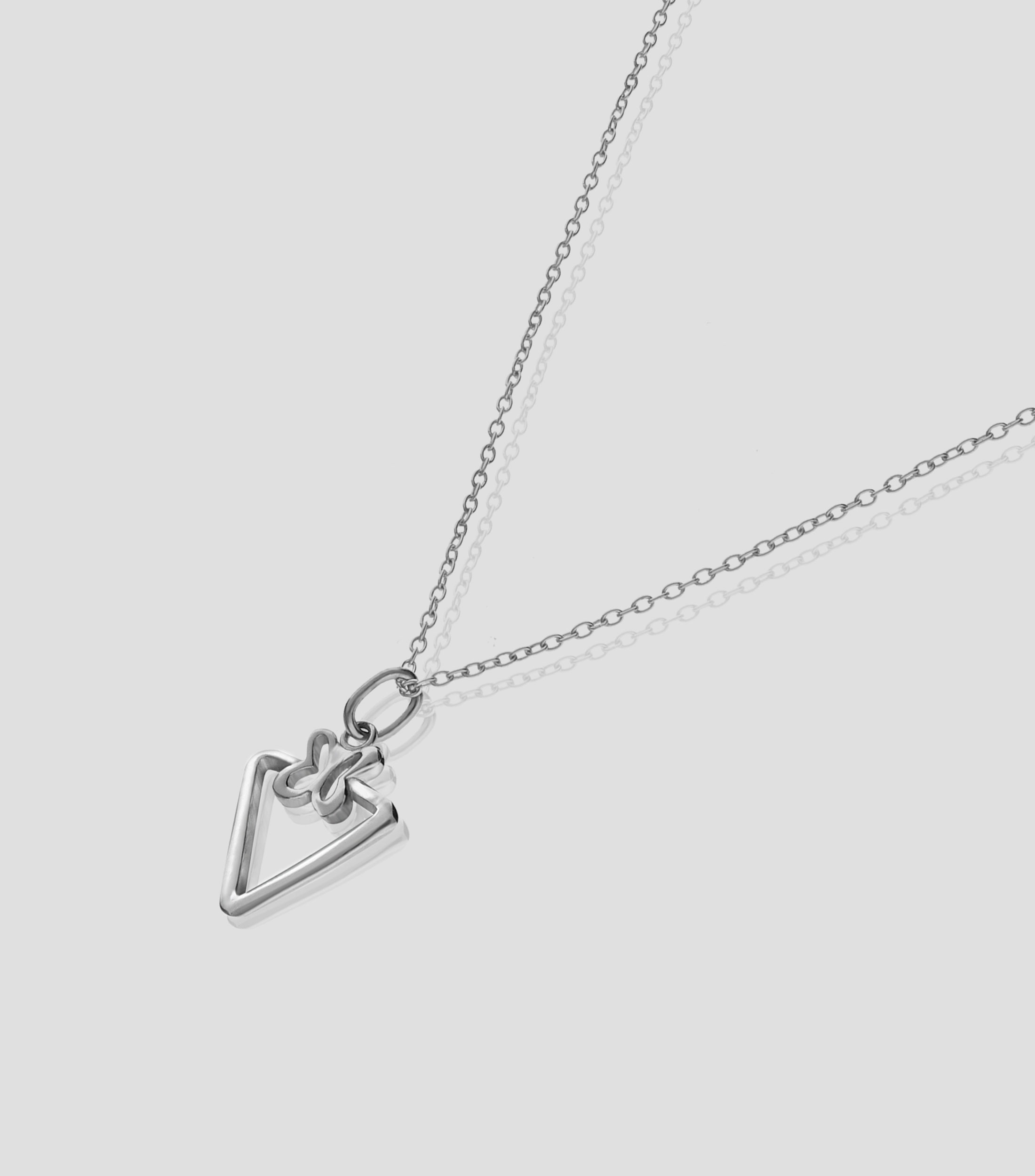Dije Triangulo con Mariposa en Plata .925 Mujer