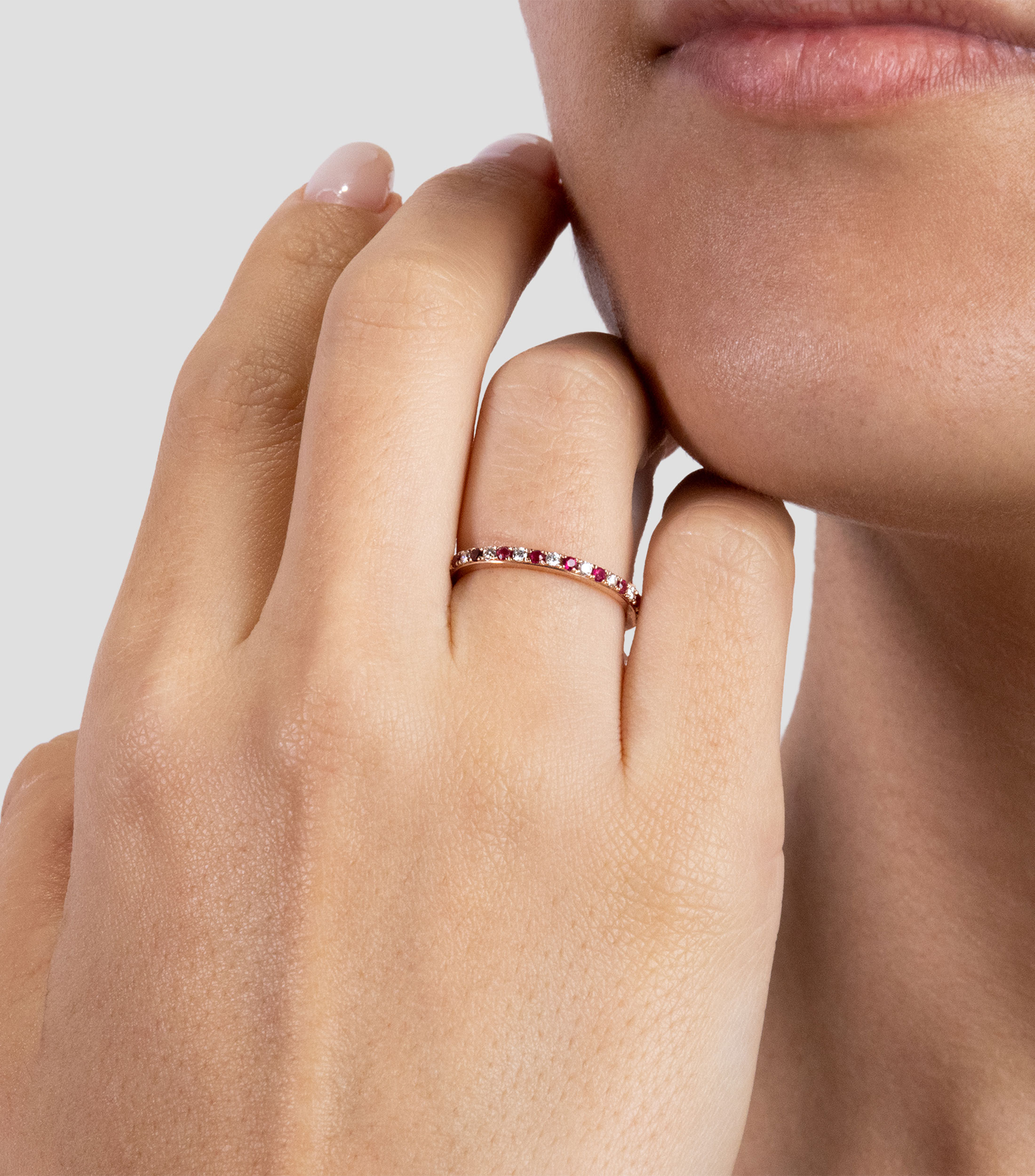 Anillo en Oro rosa de 14 Kilates con rubís y diamantes Mujer