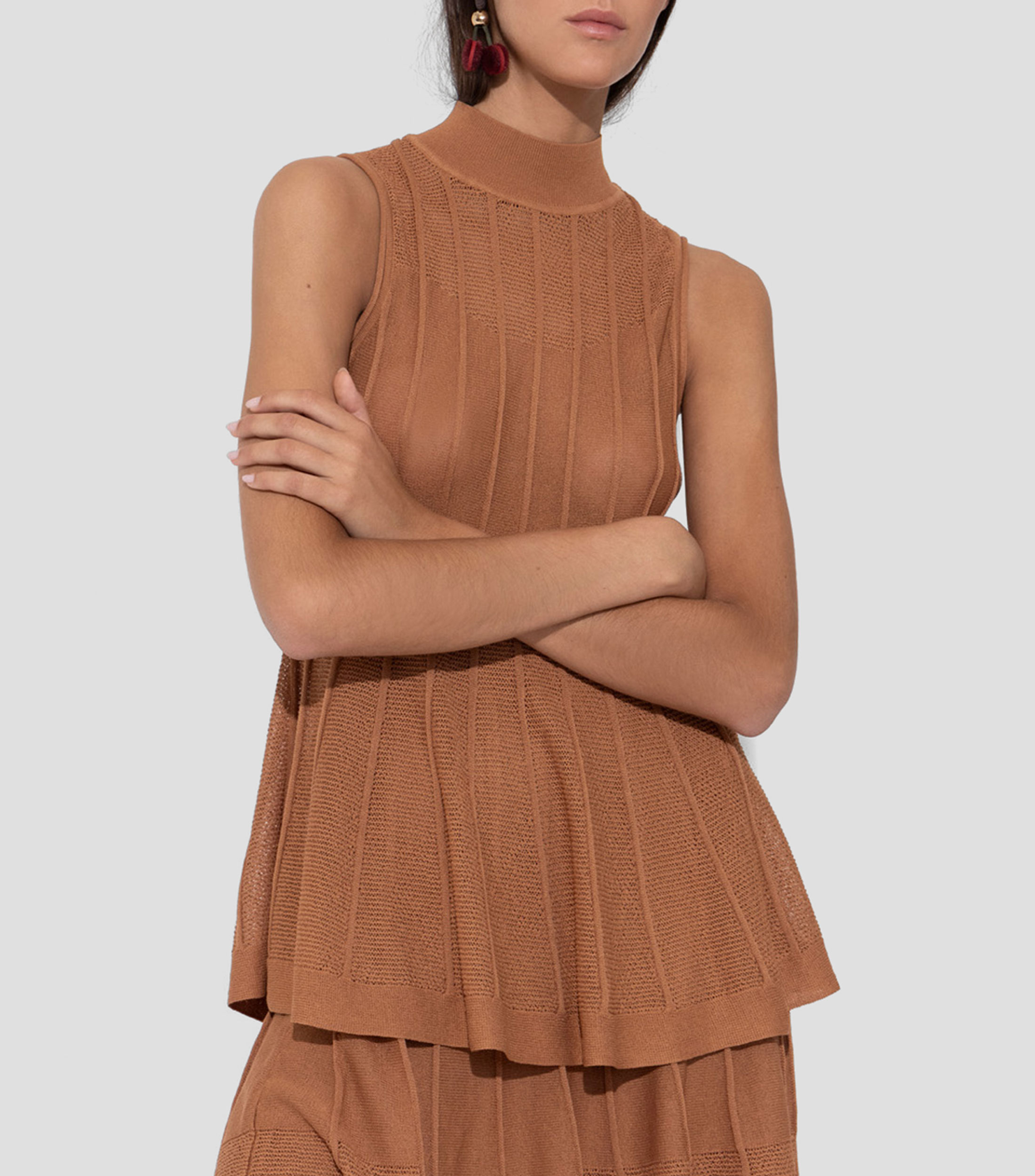 Jazmin Chebar: Top sin mangas confeccionado en tejido calado Mujer | El ...