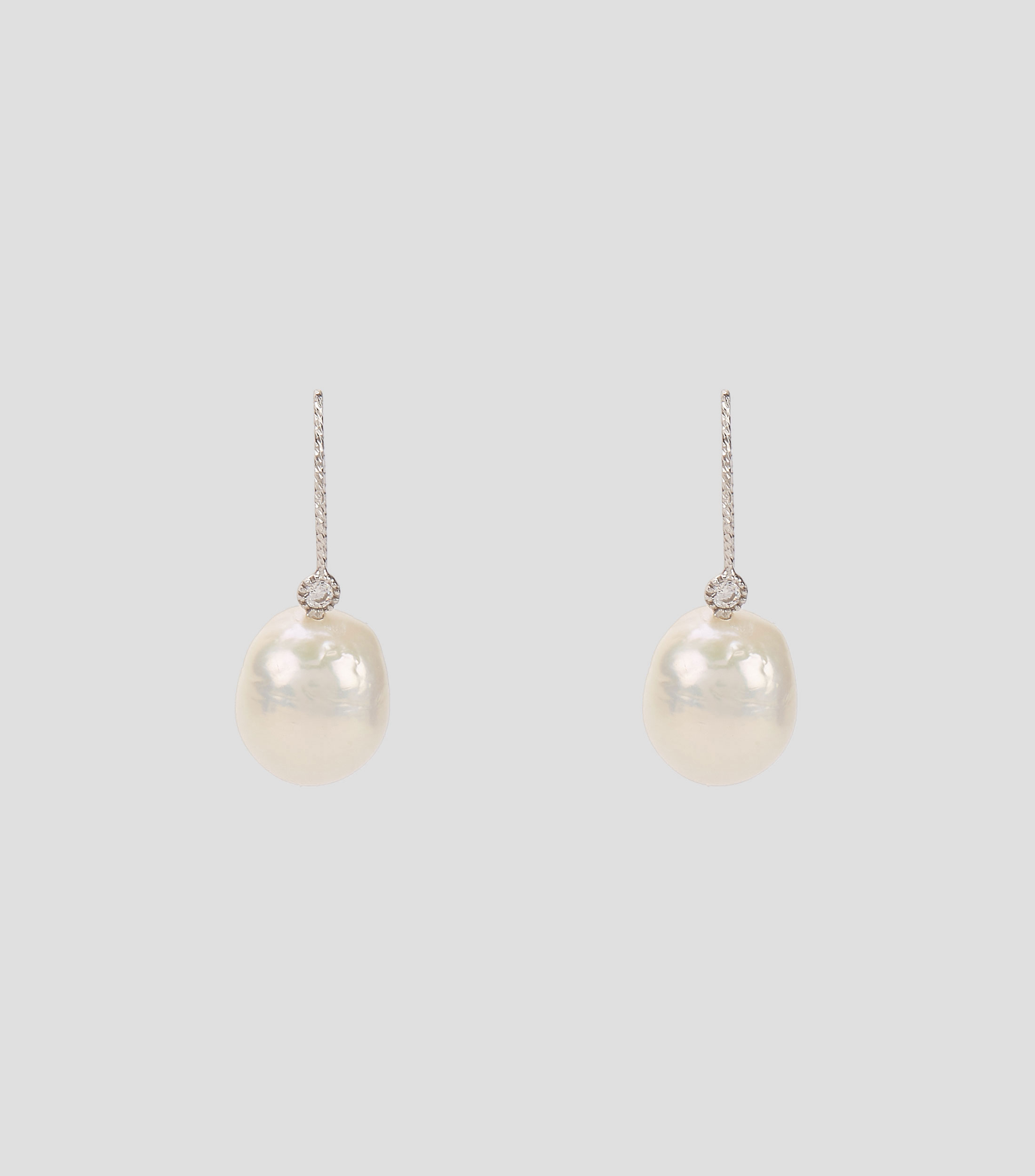 Aretes en plata .925 en forma de gancho con pequeña incrustación de zirconia y perla cultivada Mujer
