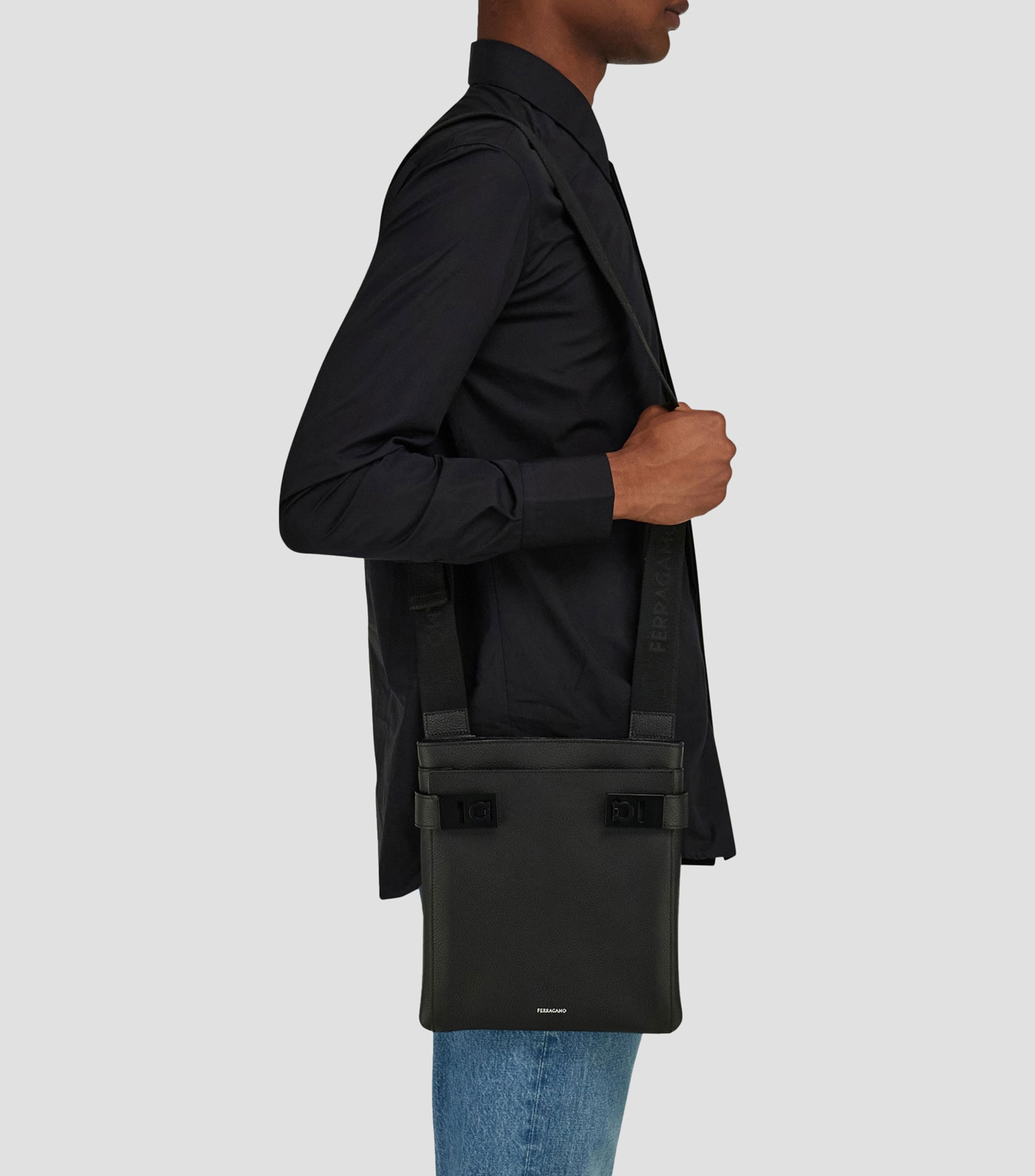 Bolso shoulder con hebillas Gancini North-South Hombre