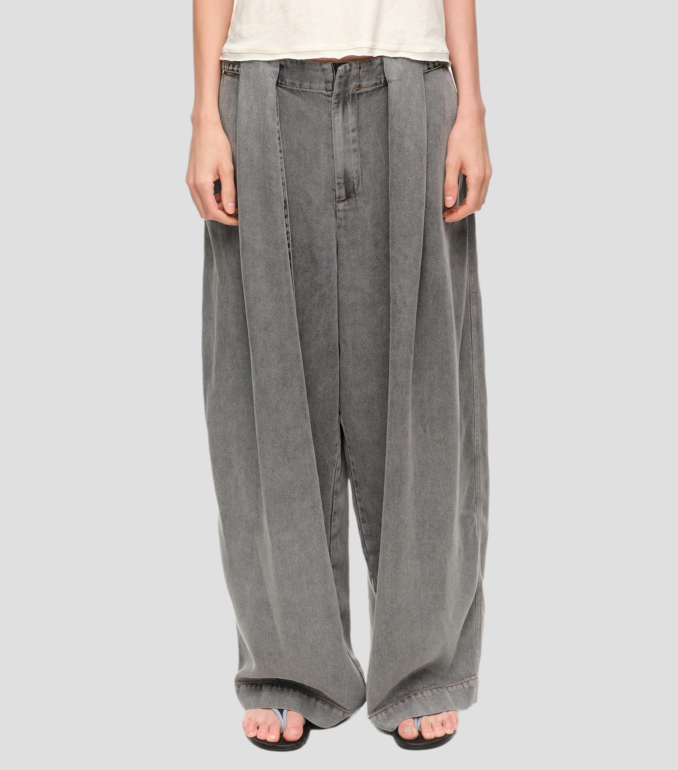 Pantalón denim fluido con cinturón gris lavado Mujer