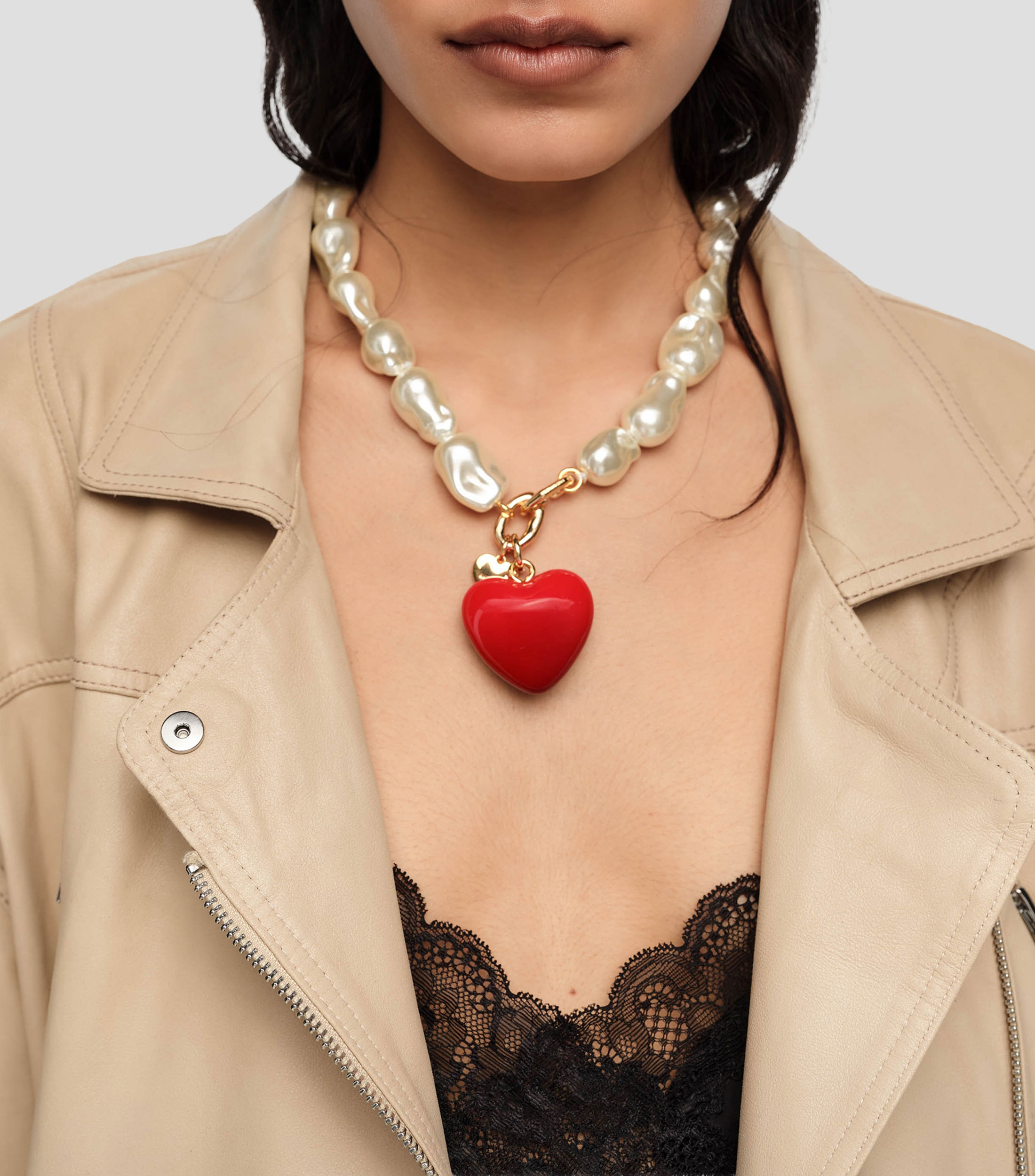 Collar perlas y corazón rojo Mujer