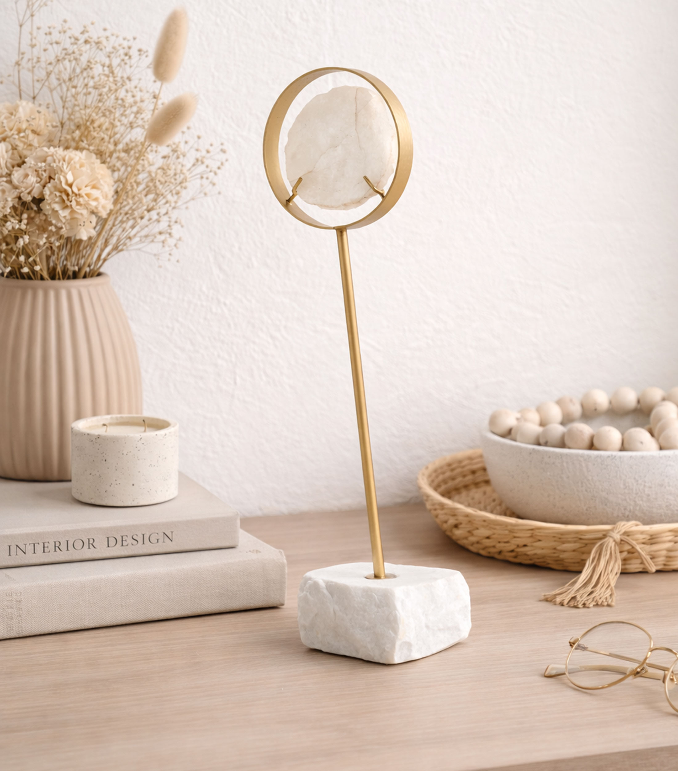 Figura decorativa con piedra en metal