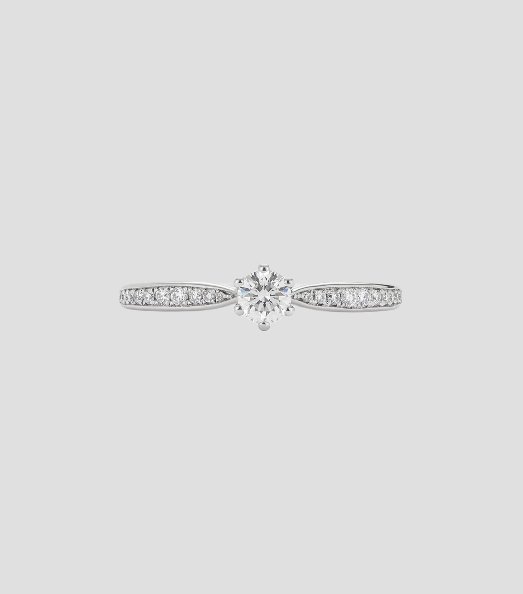 Anillo solitario en Oro blanco de 18 Kilates con diamante Mujer