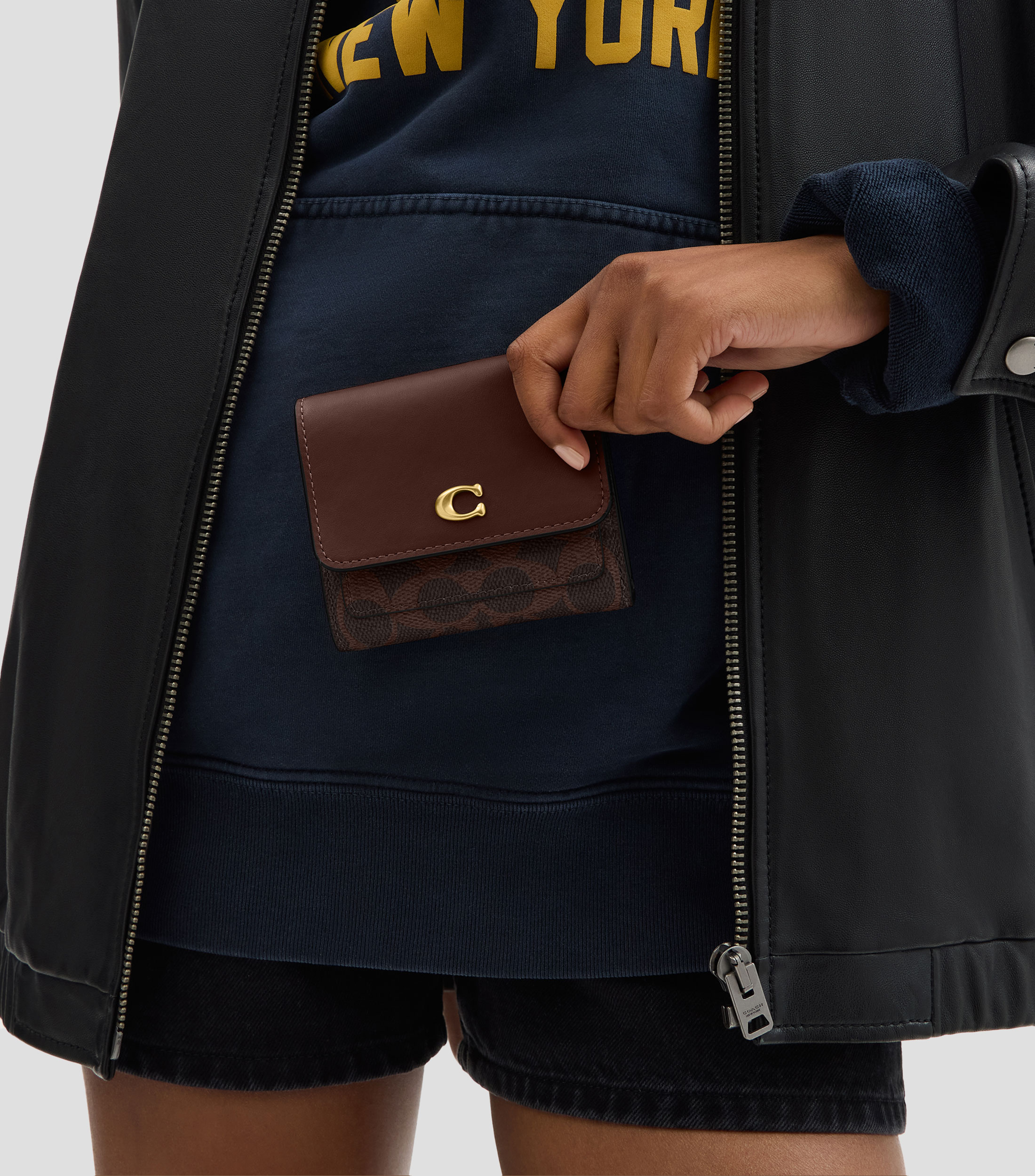 Cartera Café Mila Small Flap Estampada Mujer