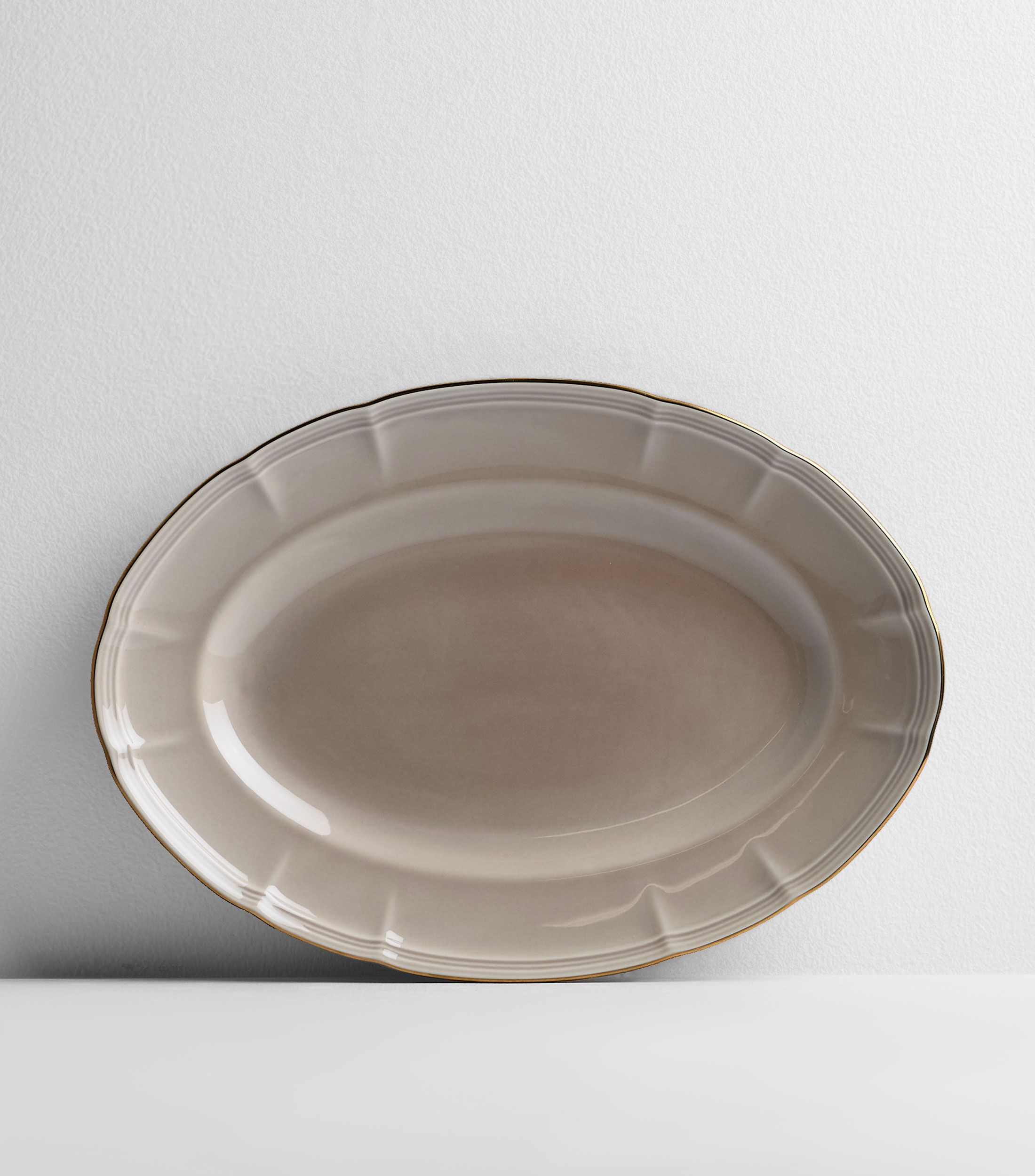 Platón ovalado taupe en porcelana