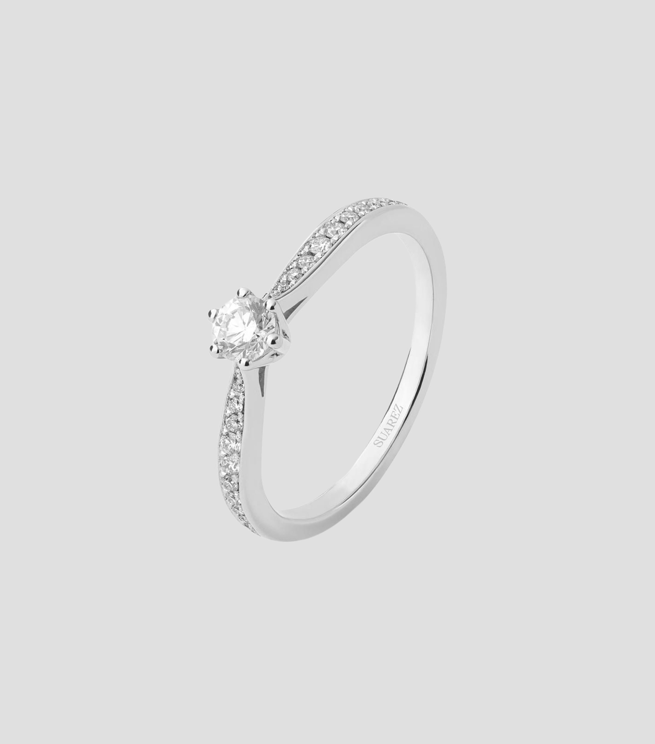 Anillo solitario en Oro blanco de 18 Kilates con diamante Mujer