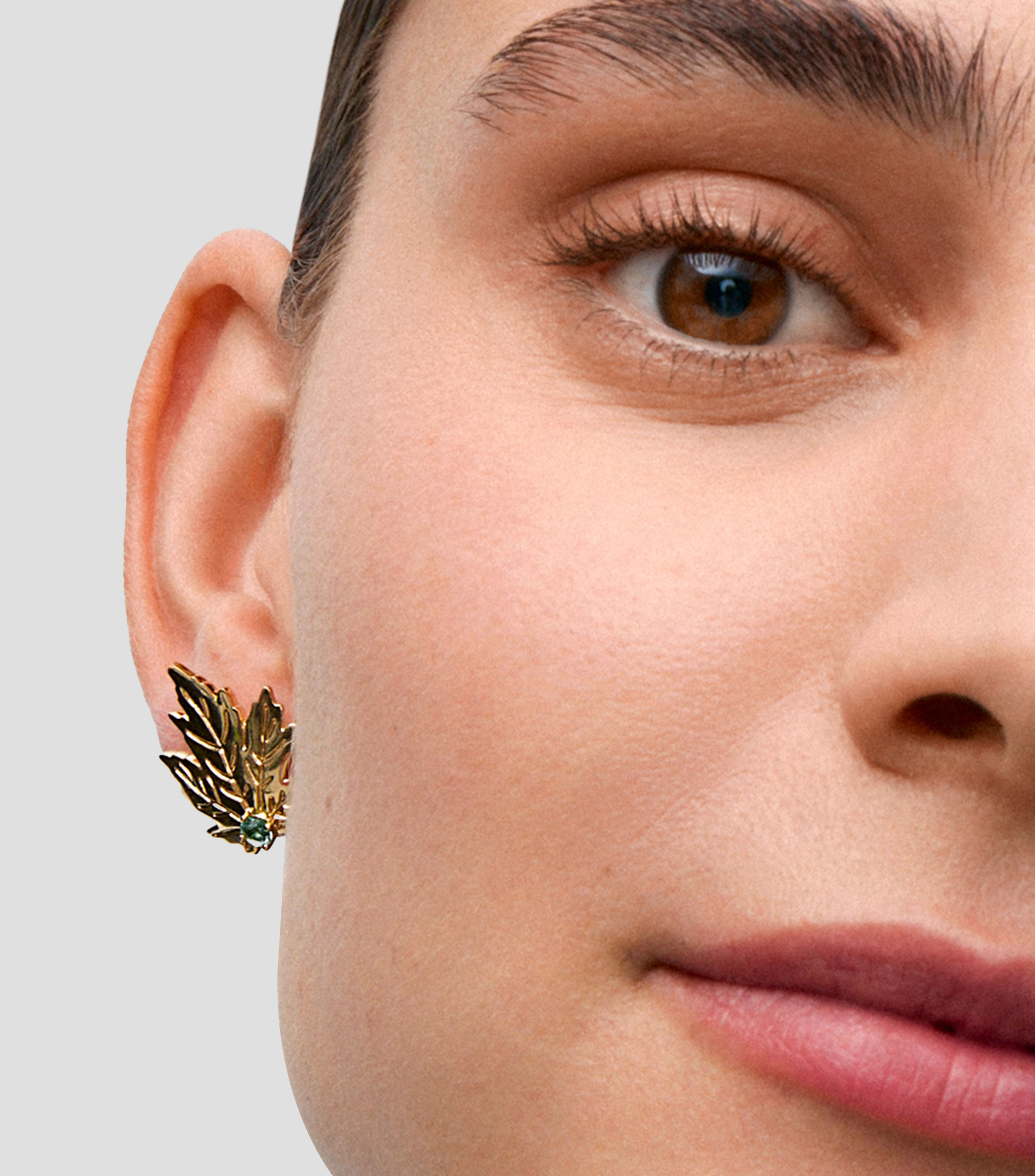 Aretes en oro amarillo gallonados con amatista verde y forma de hoja Mujer