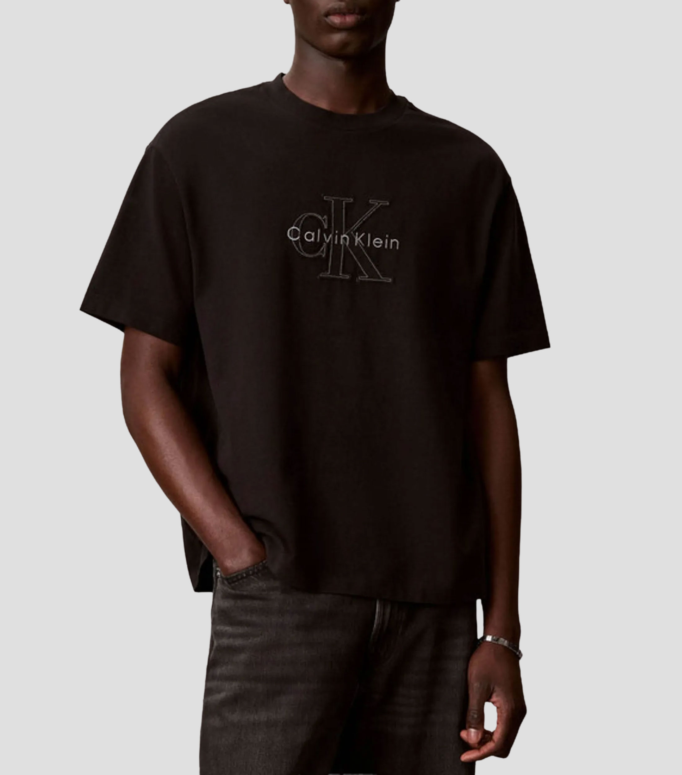 Playera cuello redondo manga corta bordado sólido Hombre