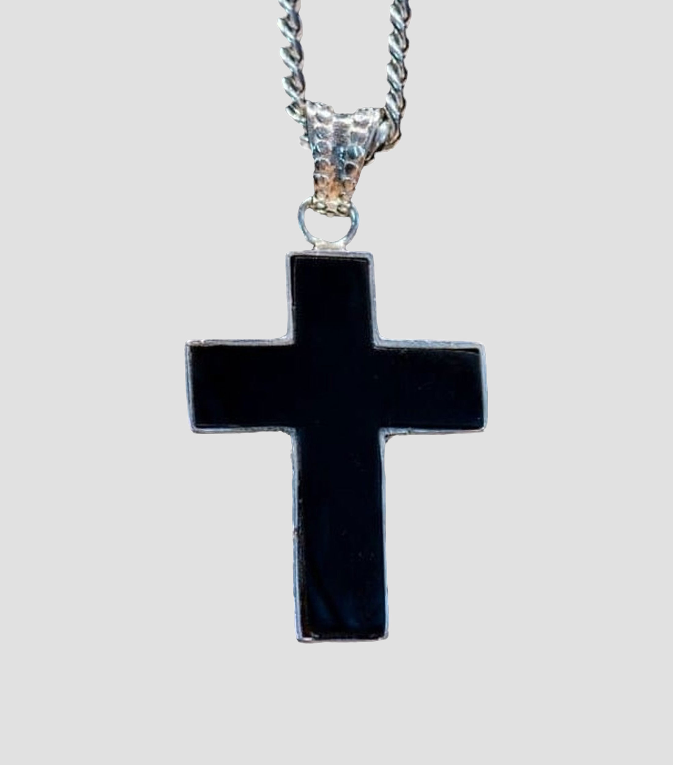 Dije en plata Cruz con onix Hombre