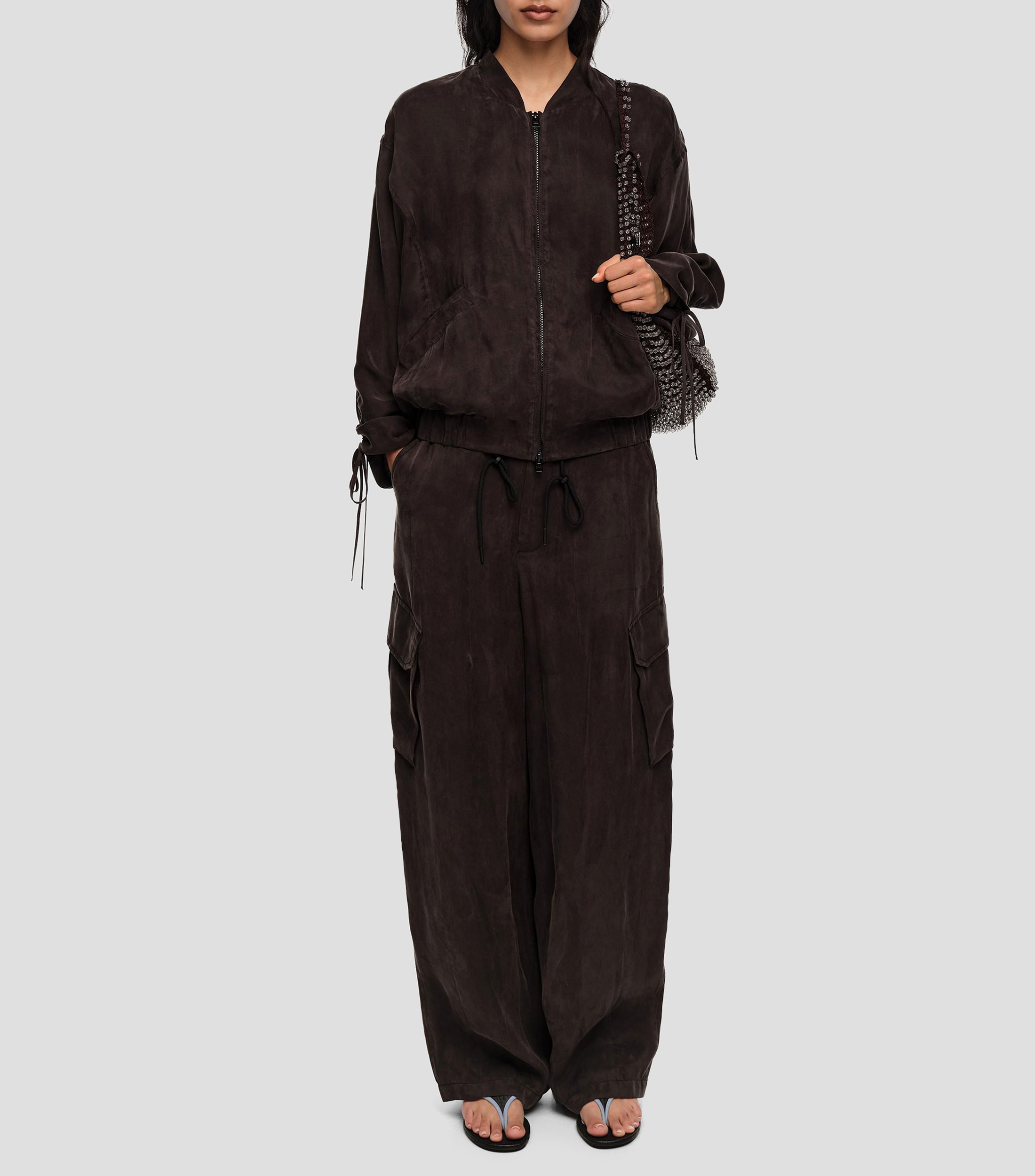 Pantalón fluido cargo negro lavado Mujer