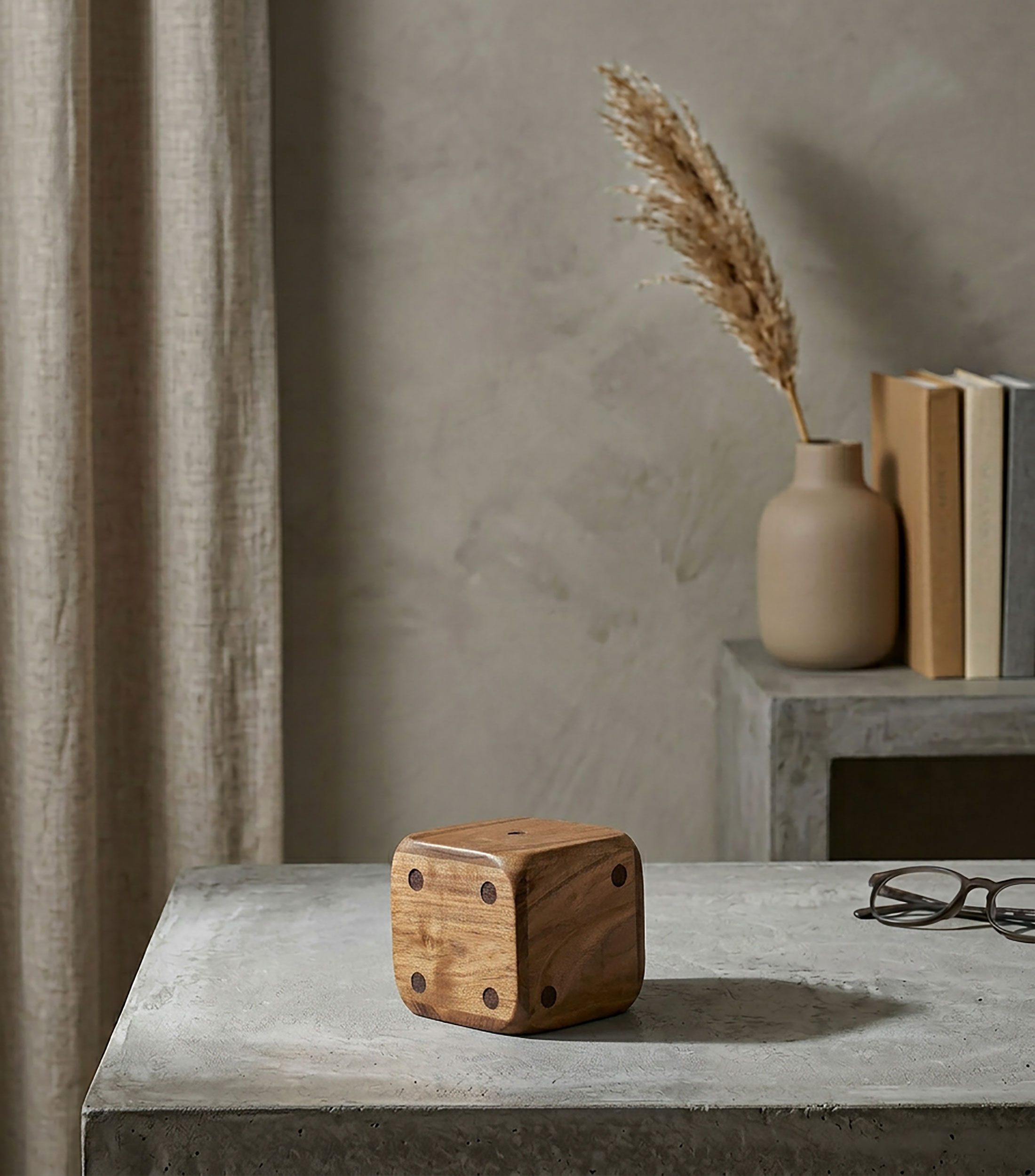 Figura Decorativa Dado en Madera