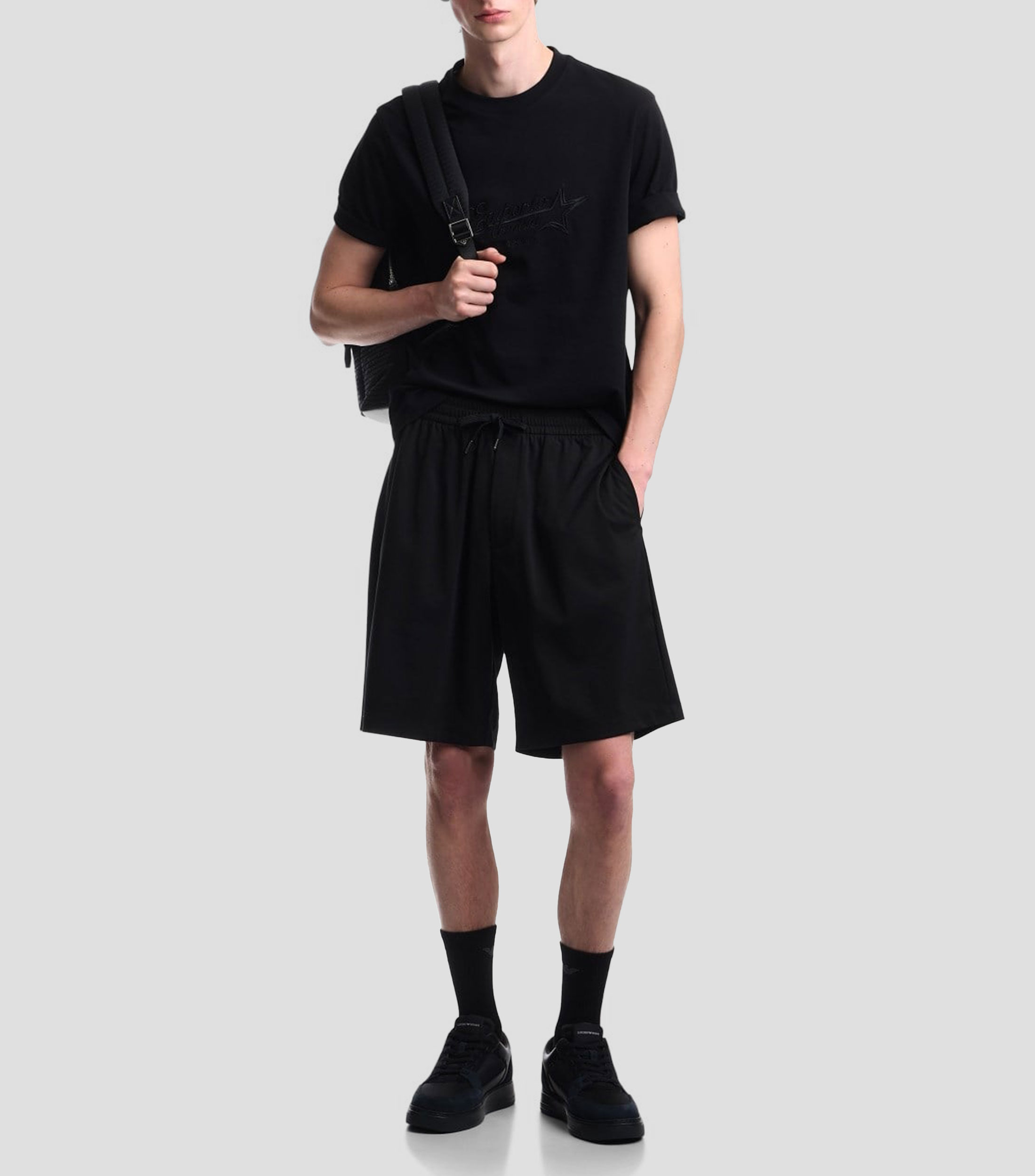 Playera cuello redondo manga corta bordado sólido Hombre