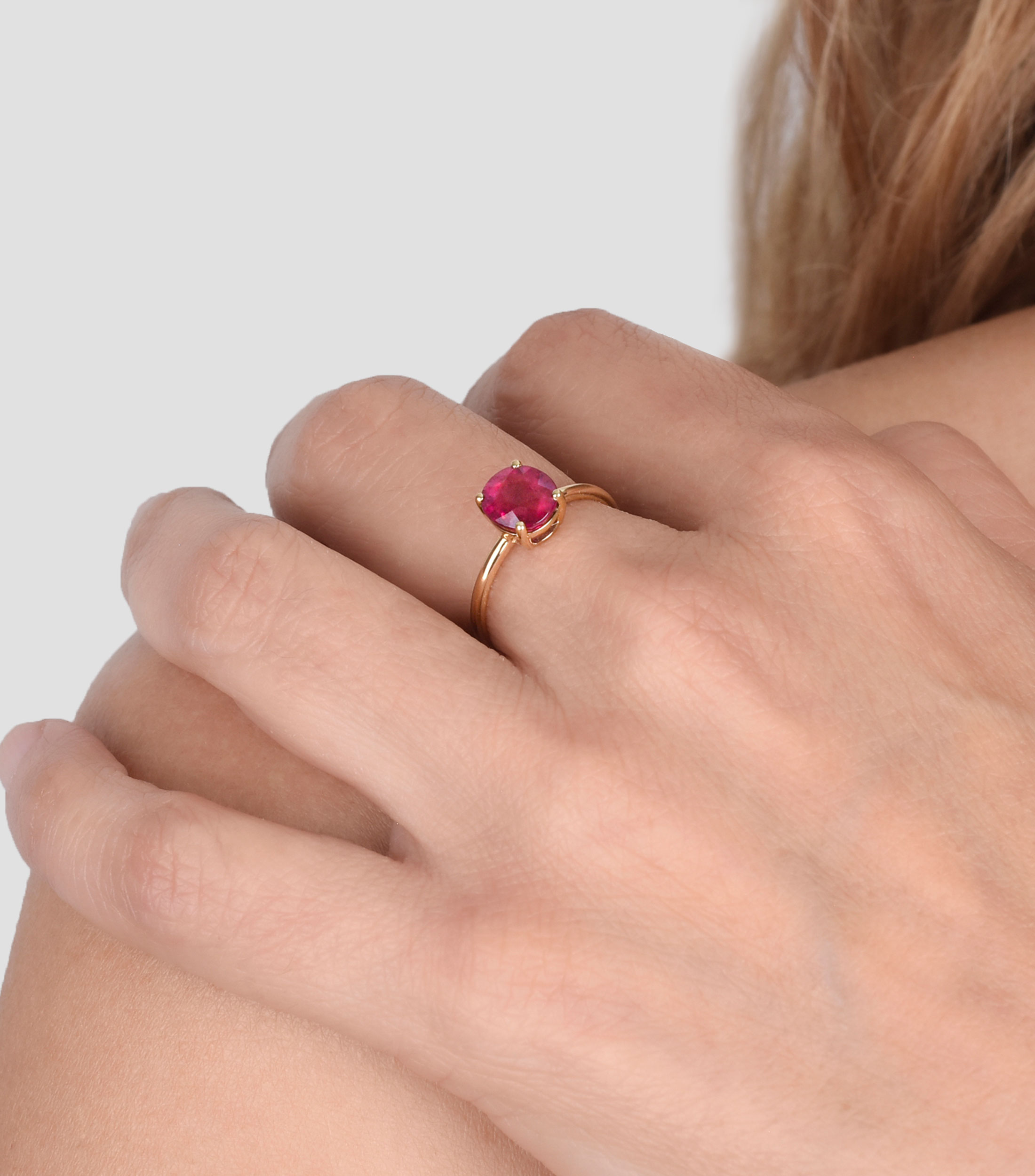 Anillo en oro amarillo de 18 kilates con incrustación de turmalina rubelita Mujer