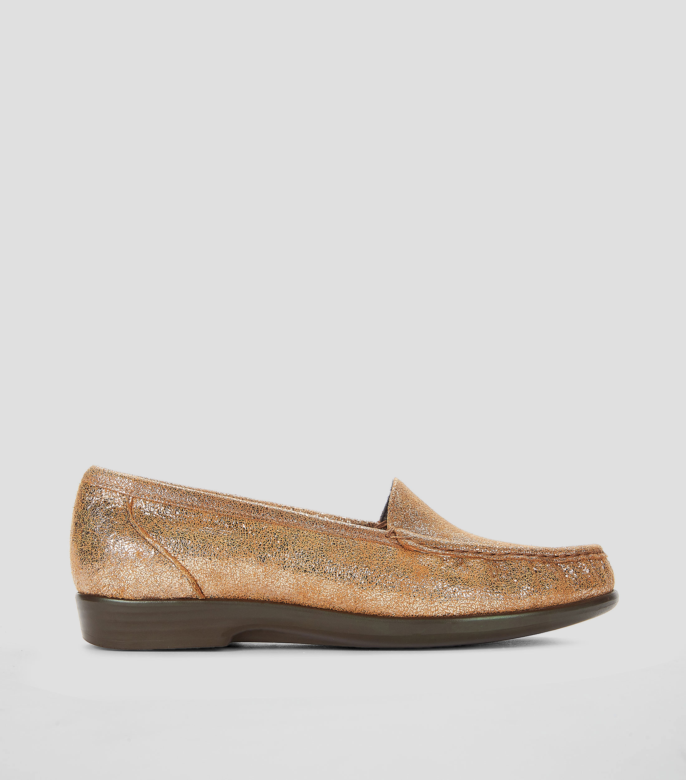 Mocasín horma amplia piel suave. Terminado de brillos color dorado Mujer