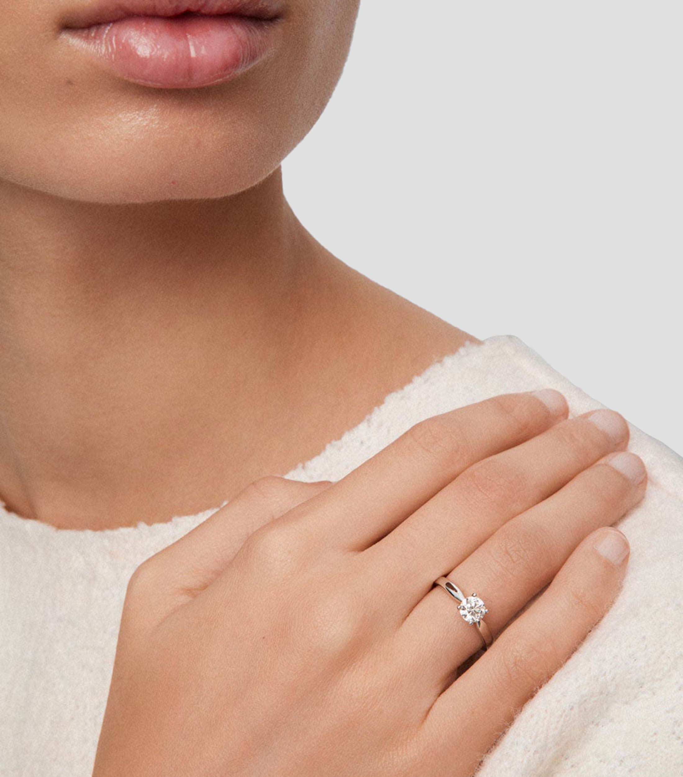 Anillo Solitario en oro blanco 18 Kilates con diamante Mujer