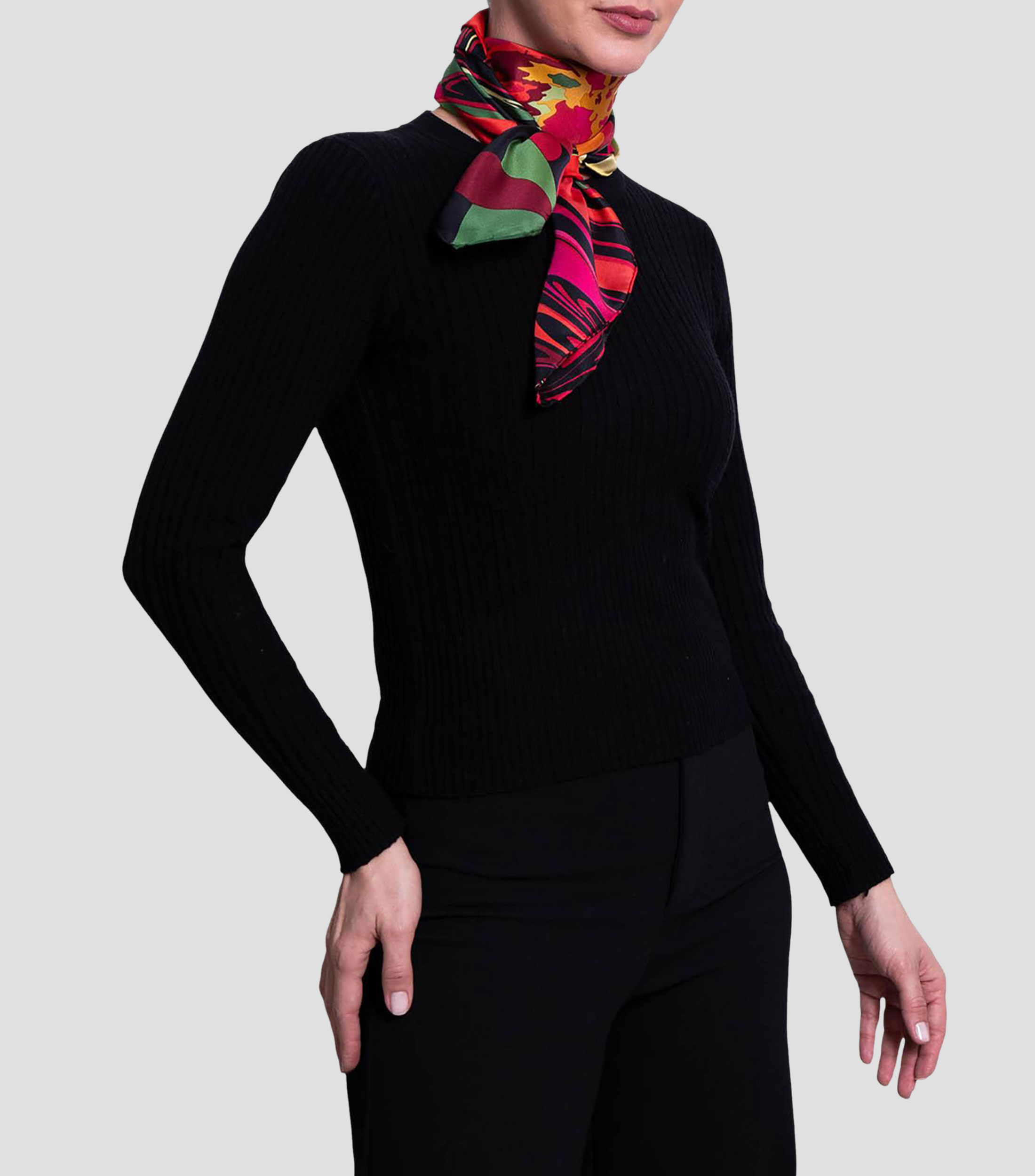 Mascada en seda negro con verde estampada Mujer