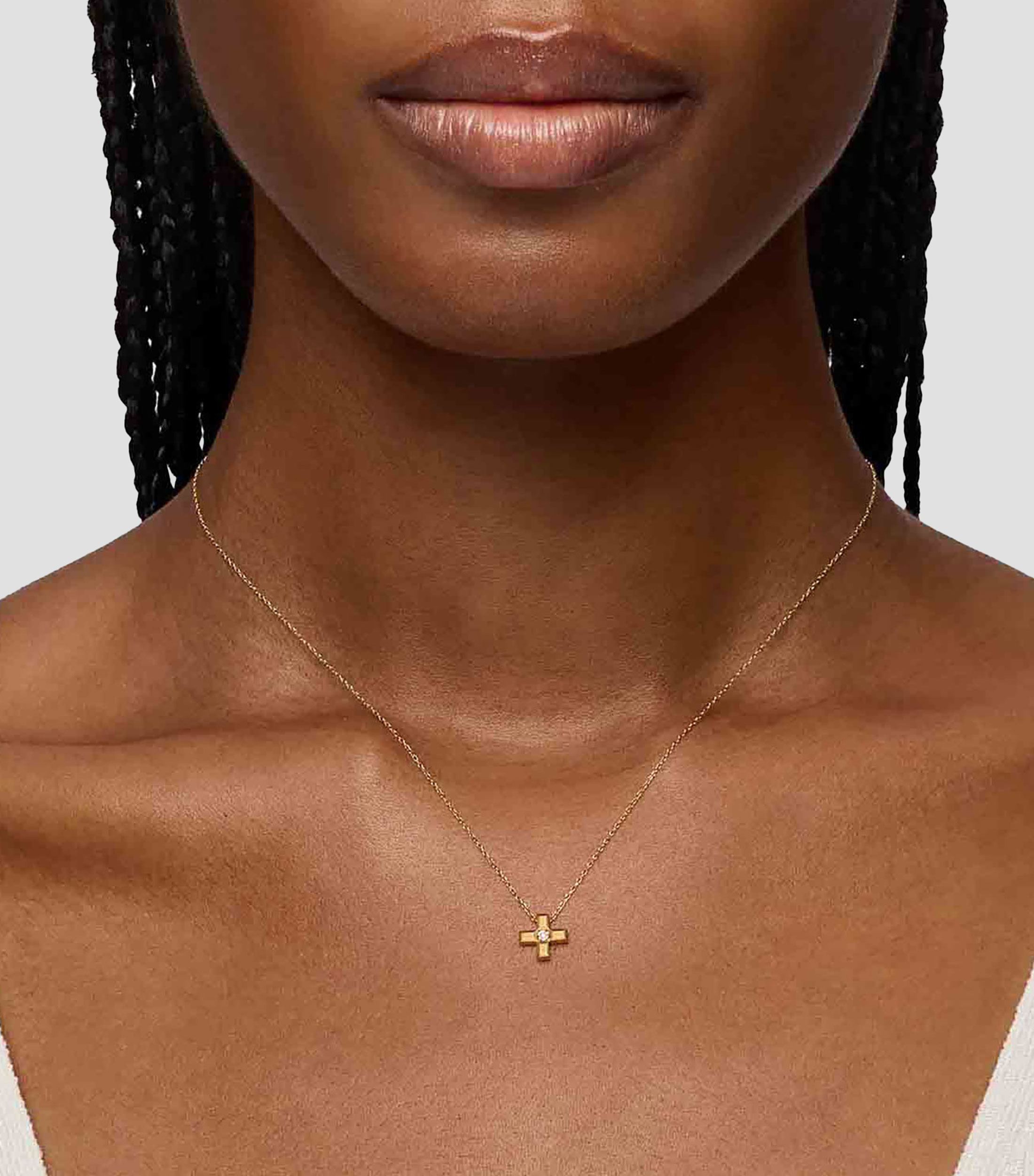 Collar Cruz en Oro amarillo de 18 Kilates con diamante Basics Unisex