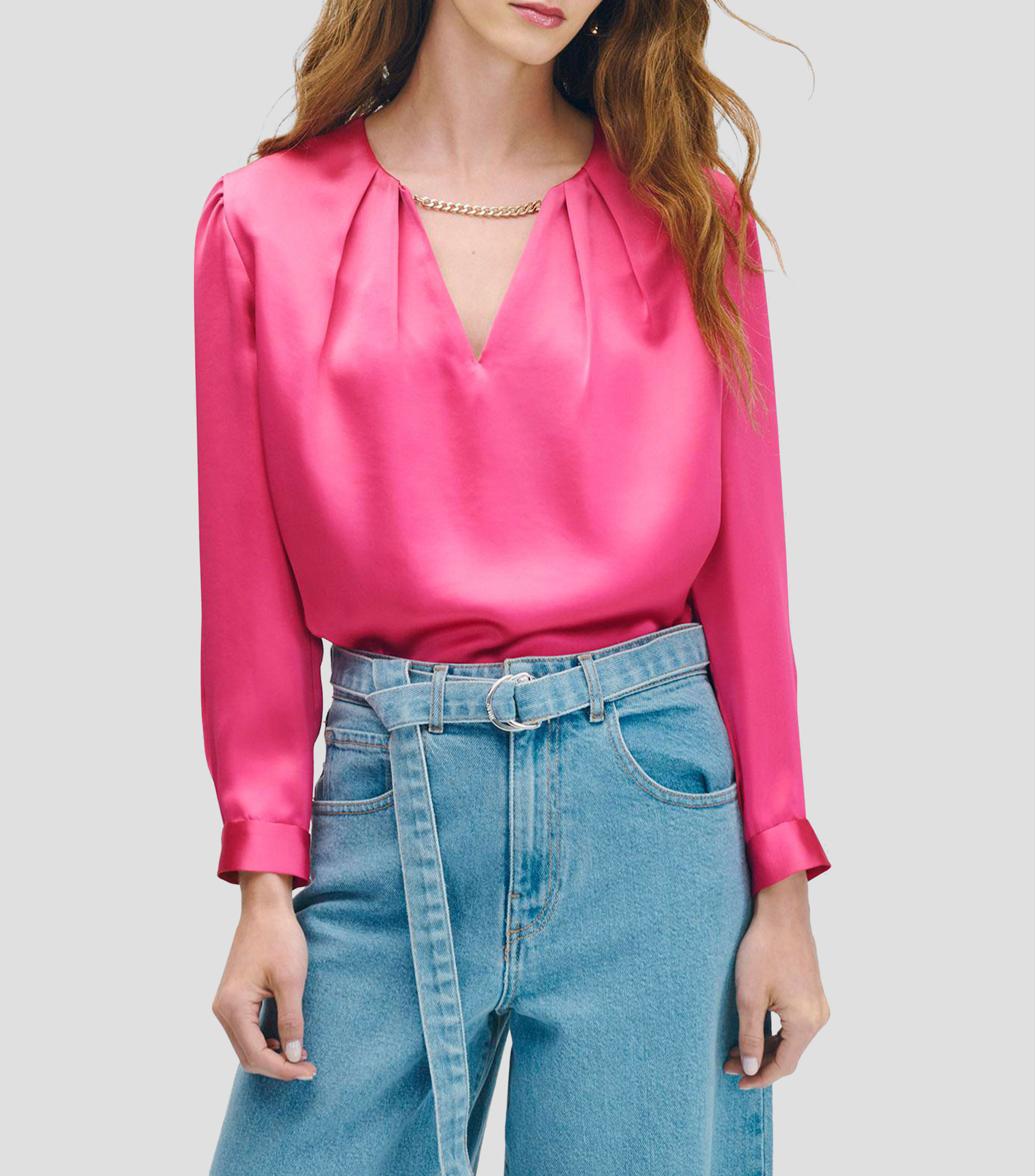 Blusa de satín magenta escote V alforzas y cadena Mujer